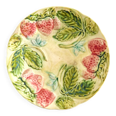 Assiette ancienne en barbotine motif fraise et feuillage en relief