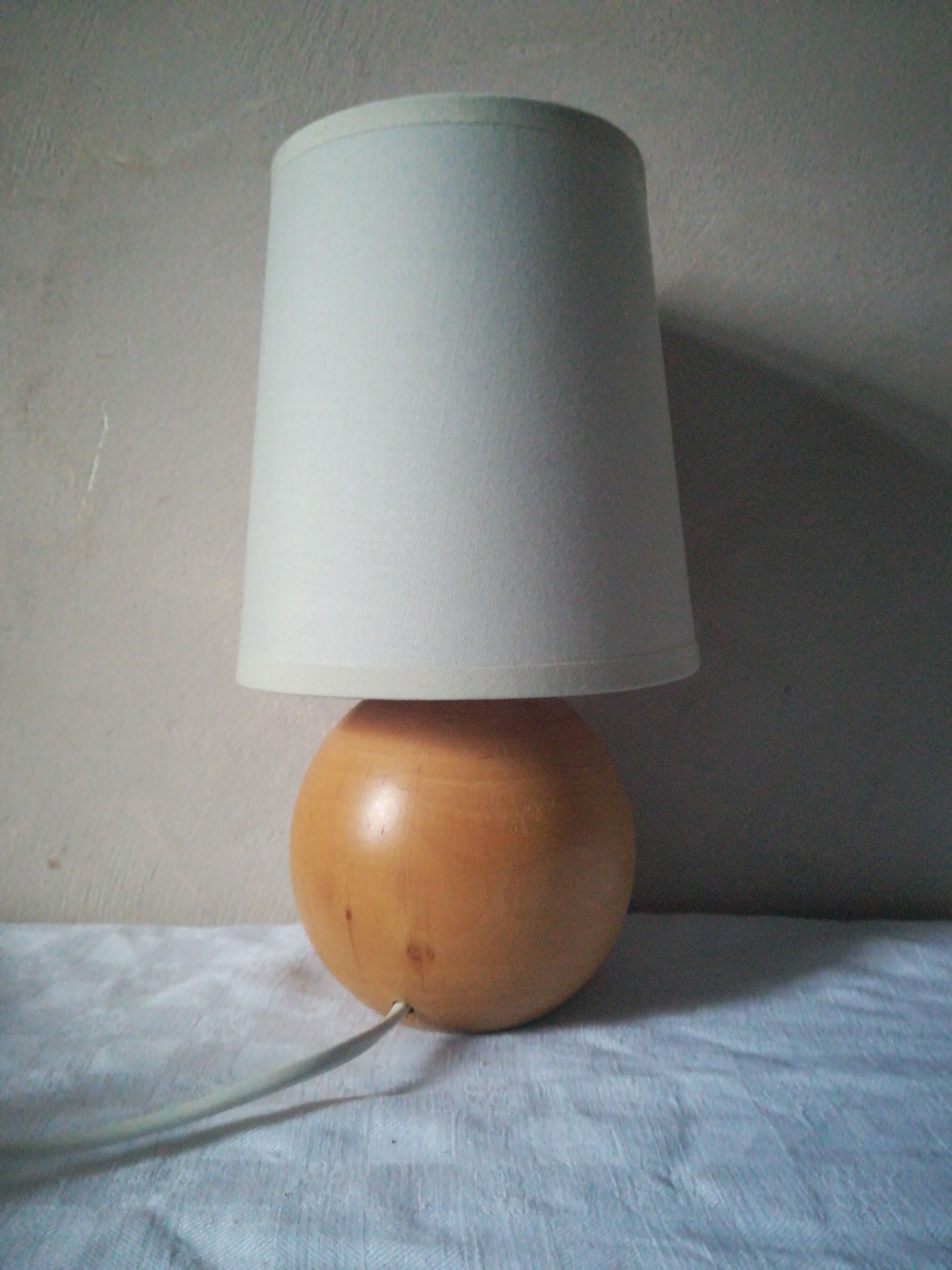 Wooden ball foot bedside lamp