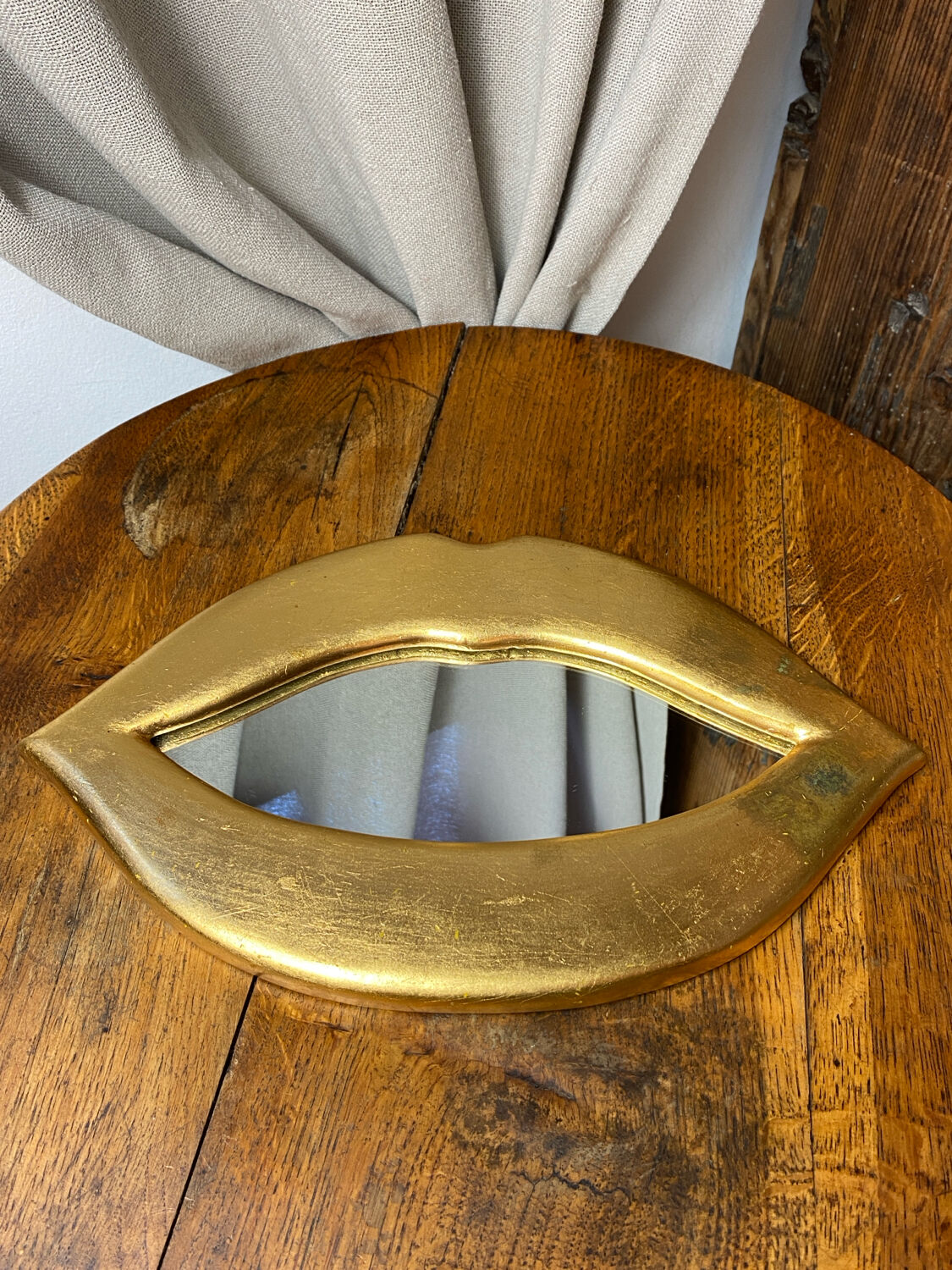 “Lips” mirror in plaster gilded with gold leaf