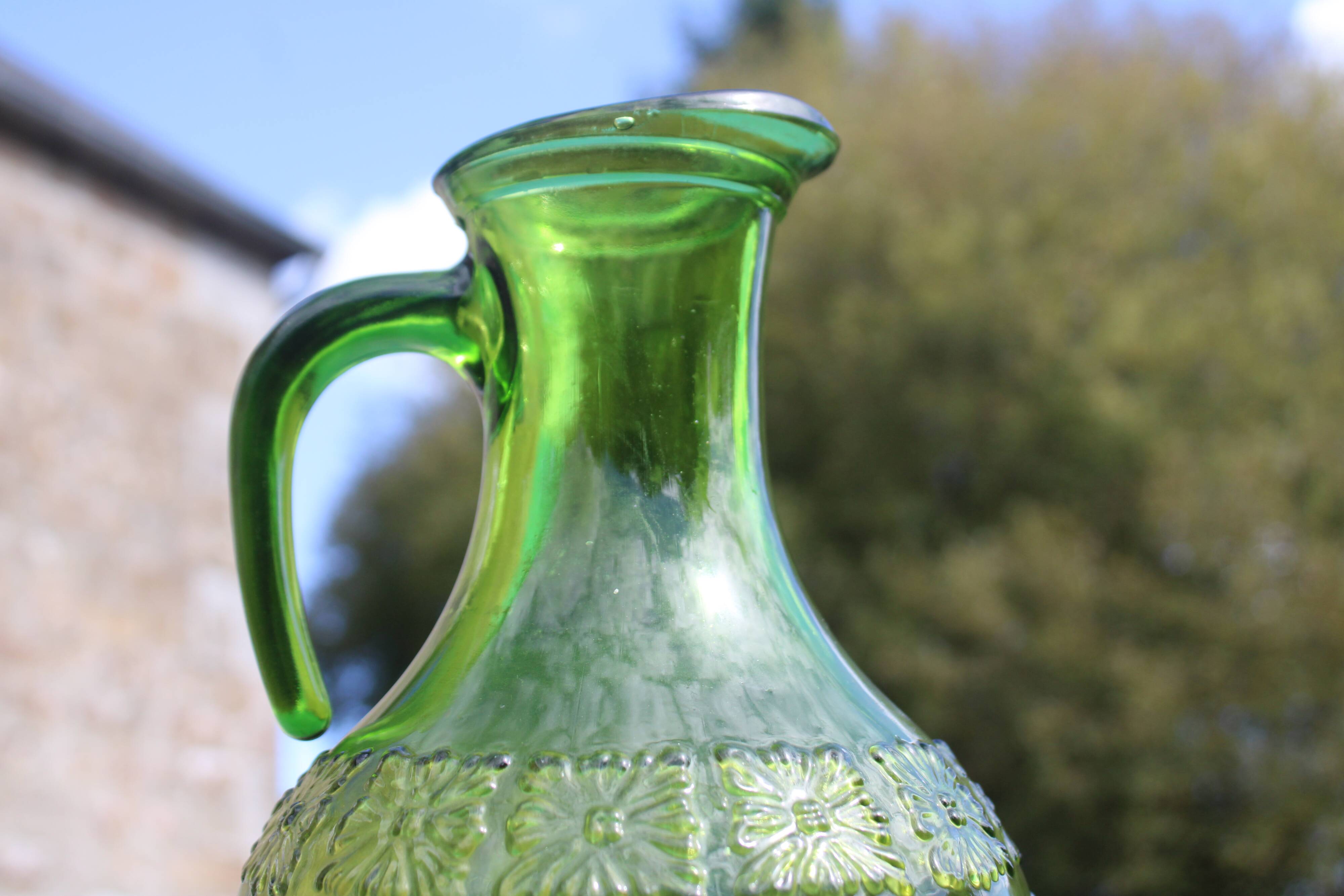 Pichet ancien vintage en verre moulé vert relief fleuri – décoration rétro