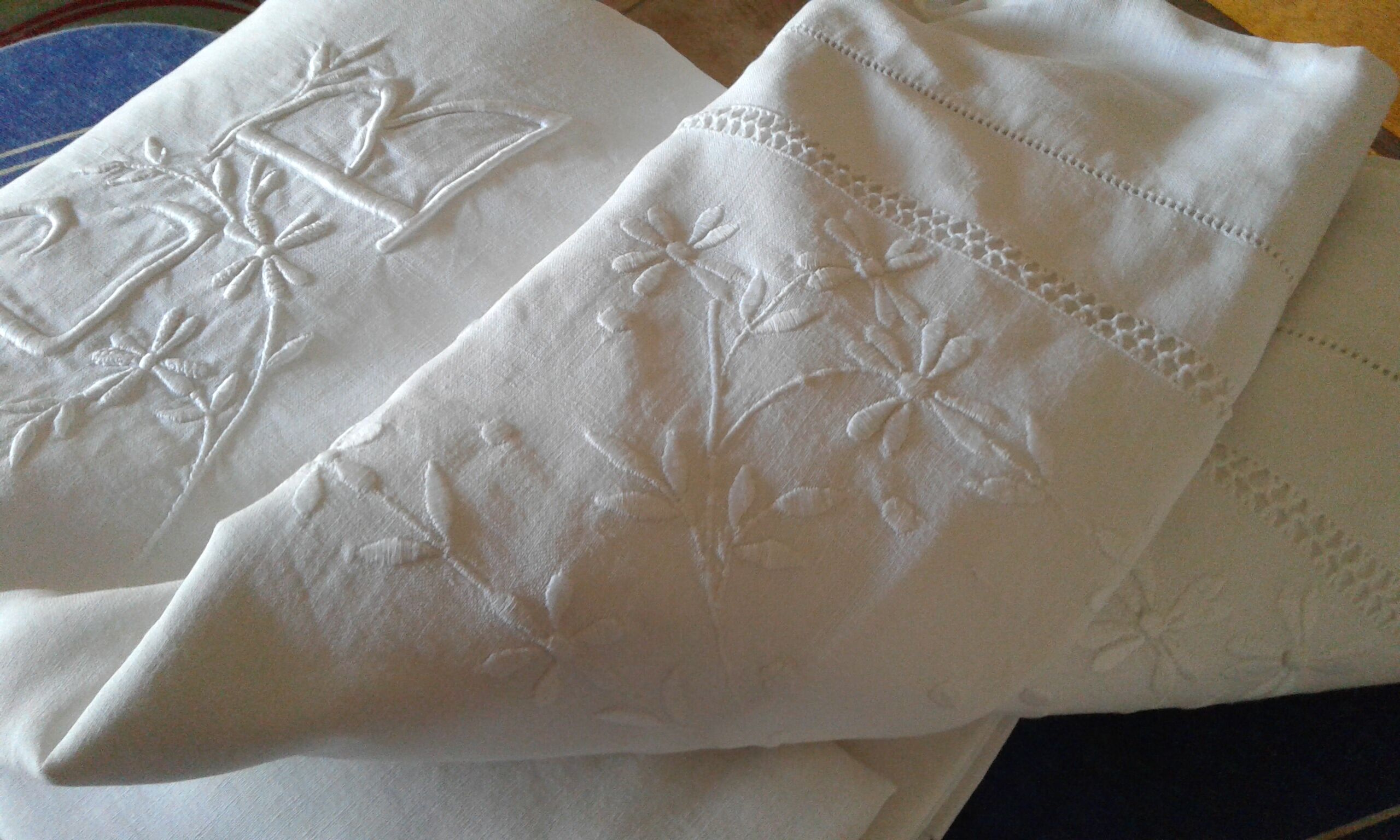 Drap ancien brodé monogramme Cb et fleurs