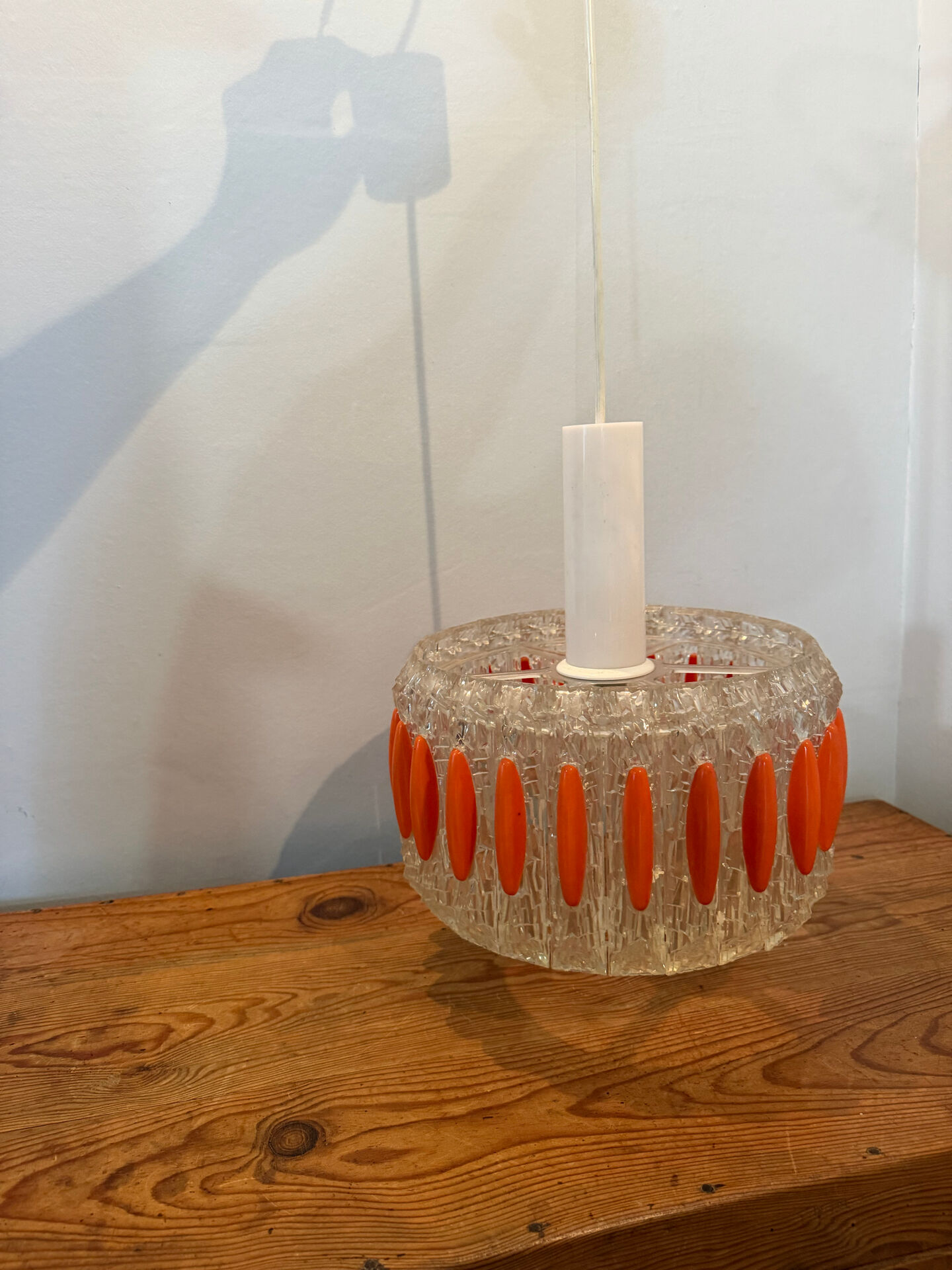 Suspension design Space age in transparent plastic and vintage orange.