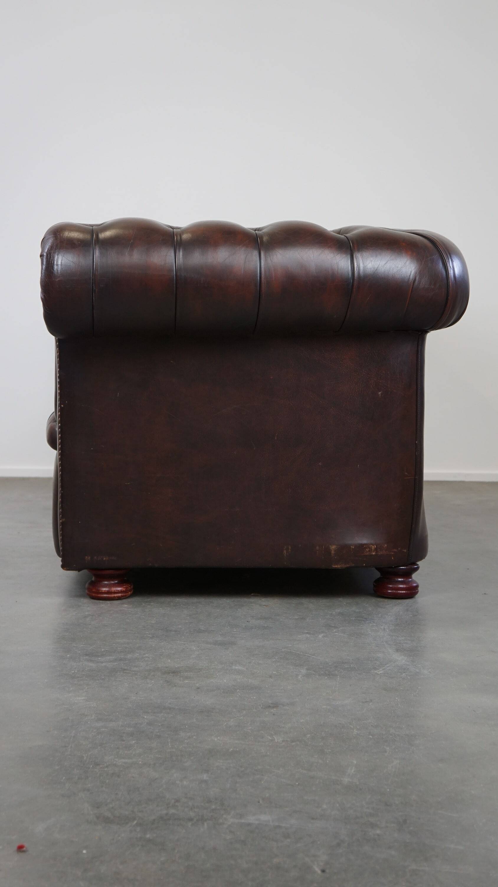 Dark-flamed english chesterfield 2.5-seater sofa/button seat