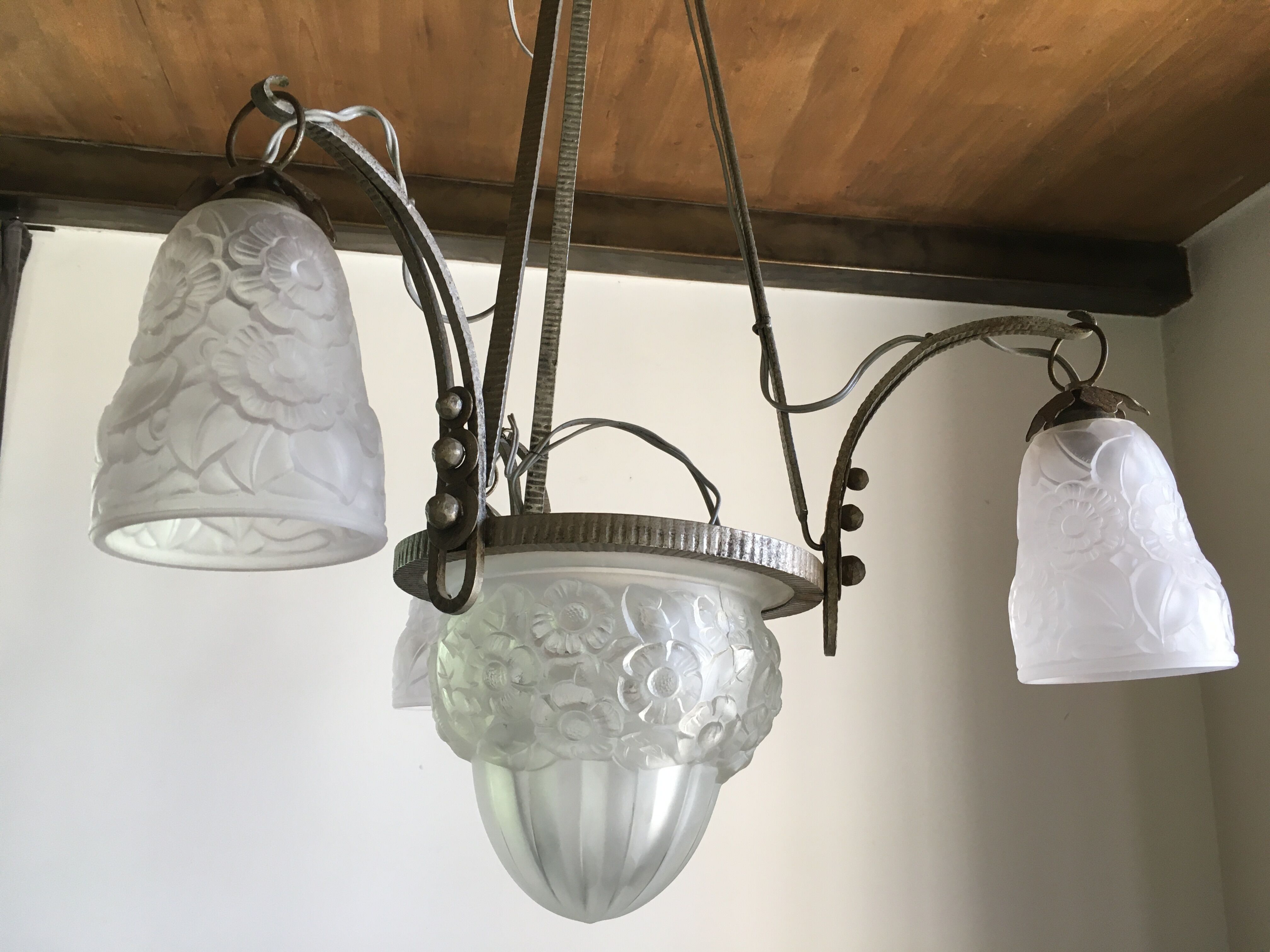 Lustre Art Deco fer forgé 1930 tulipes pâte de verre | Selency