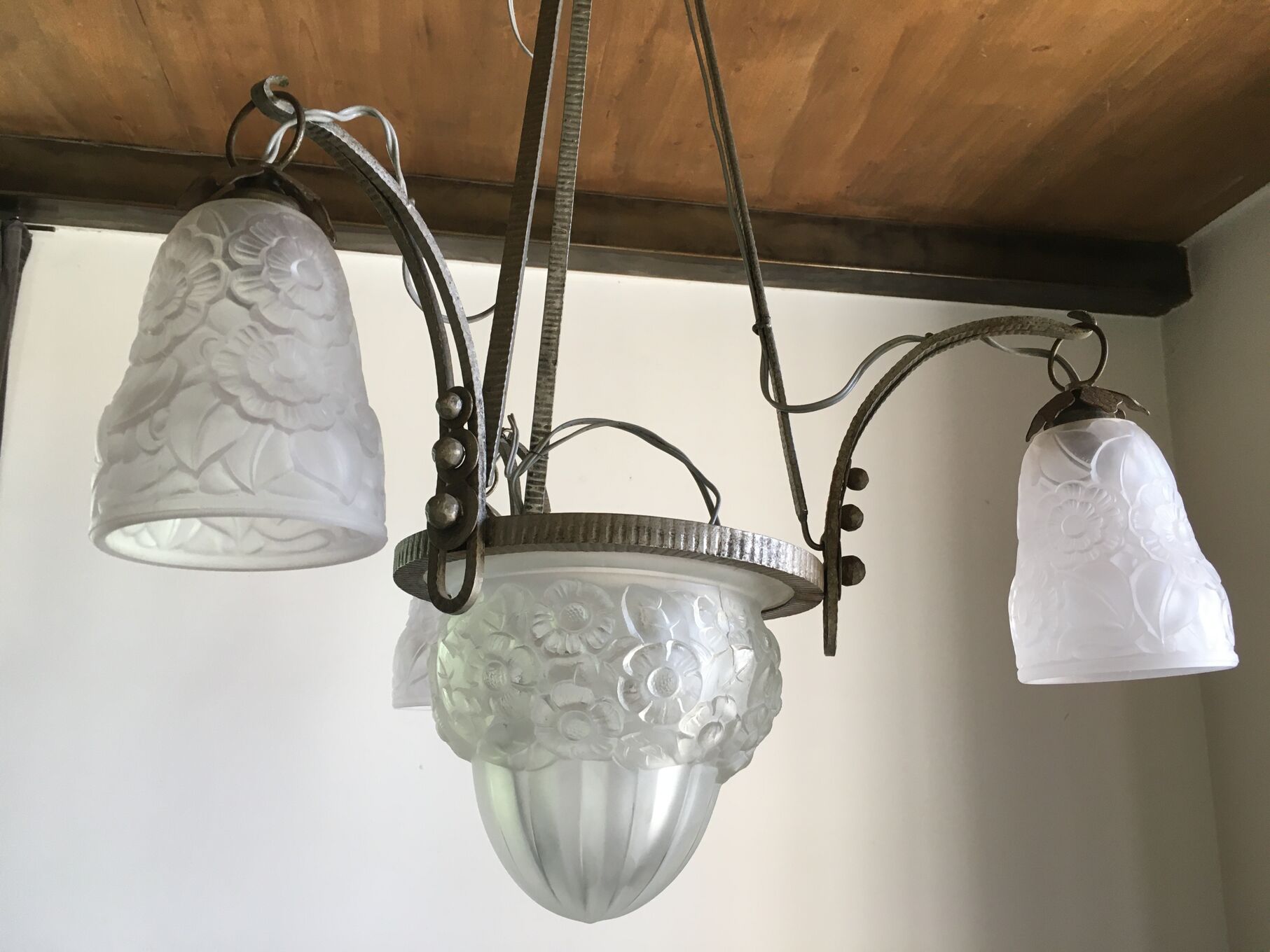 Lustre Art Deco fer forgé 1930 tulipes pâte de verre | Selency