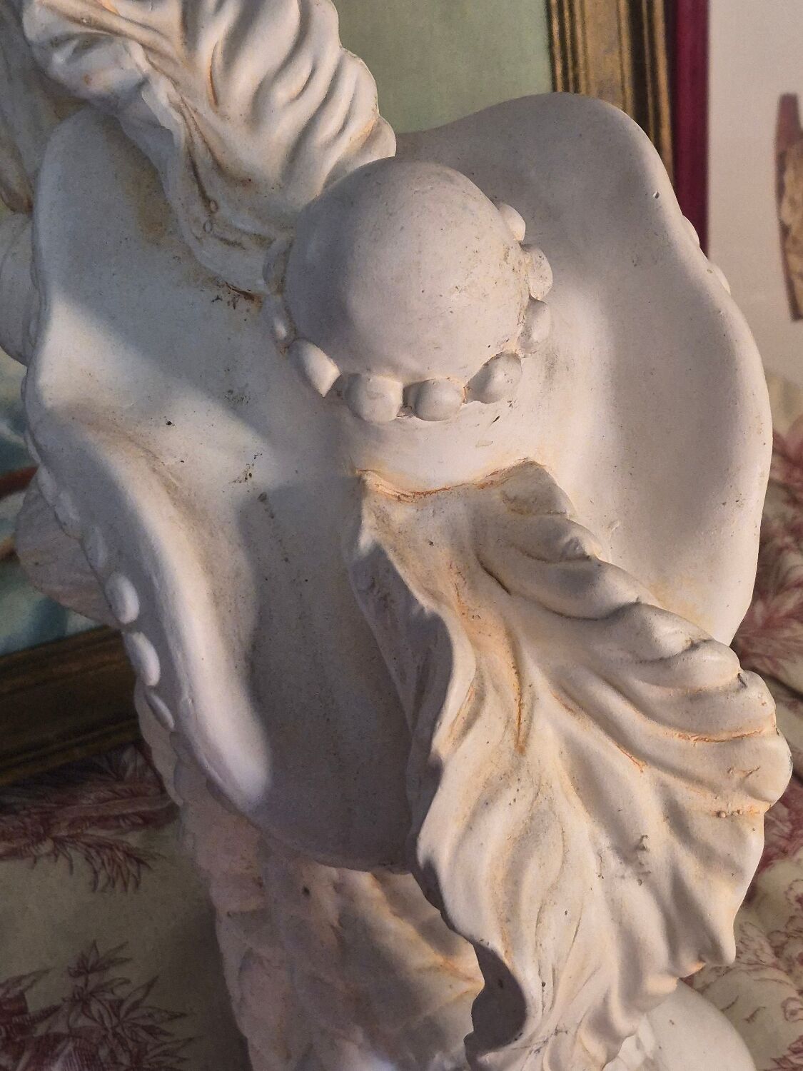 Bust of a woman with a hat