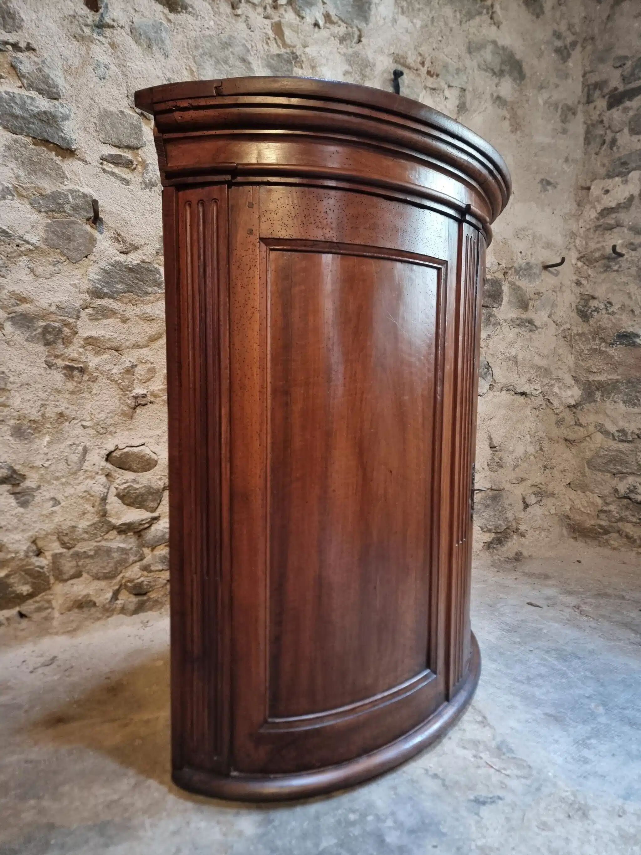 Cabinet demi-lune ancien en noyer, fin XVIIIe siècle, château français
