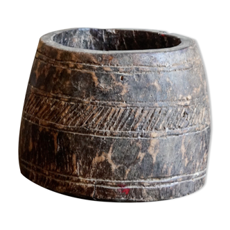 Pot ancien sculpté en bois