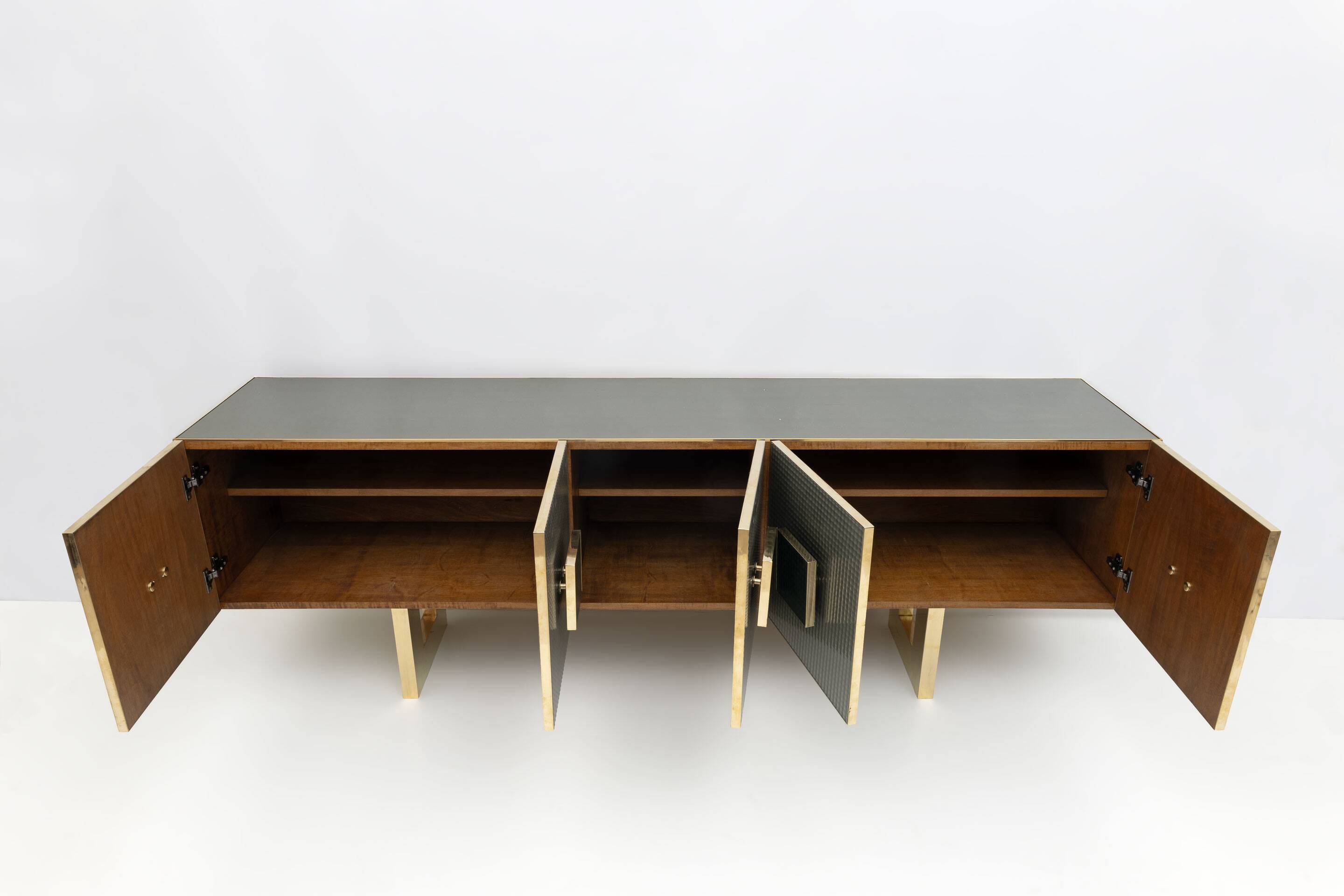 Buffet italien postmoderne en verre coloré et laiton, années 1980