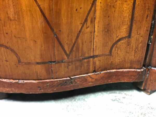 Encoignure galbée en marqueterie époque louis xv estampillée j.b galet