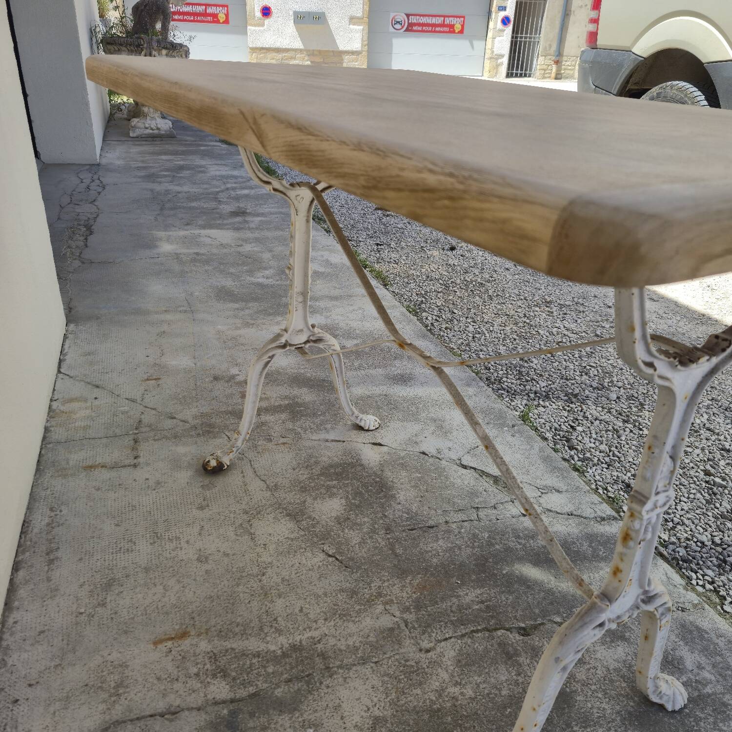 Table de bistrot ancienne en bois aérogommé et fonte