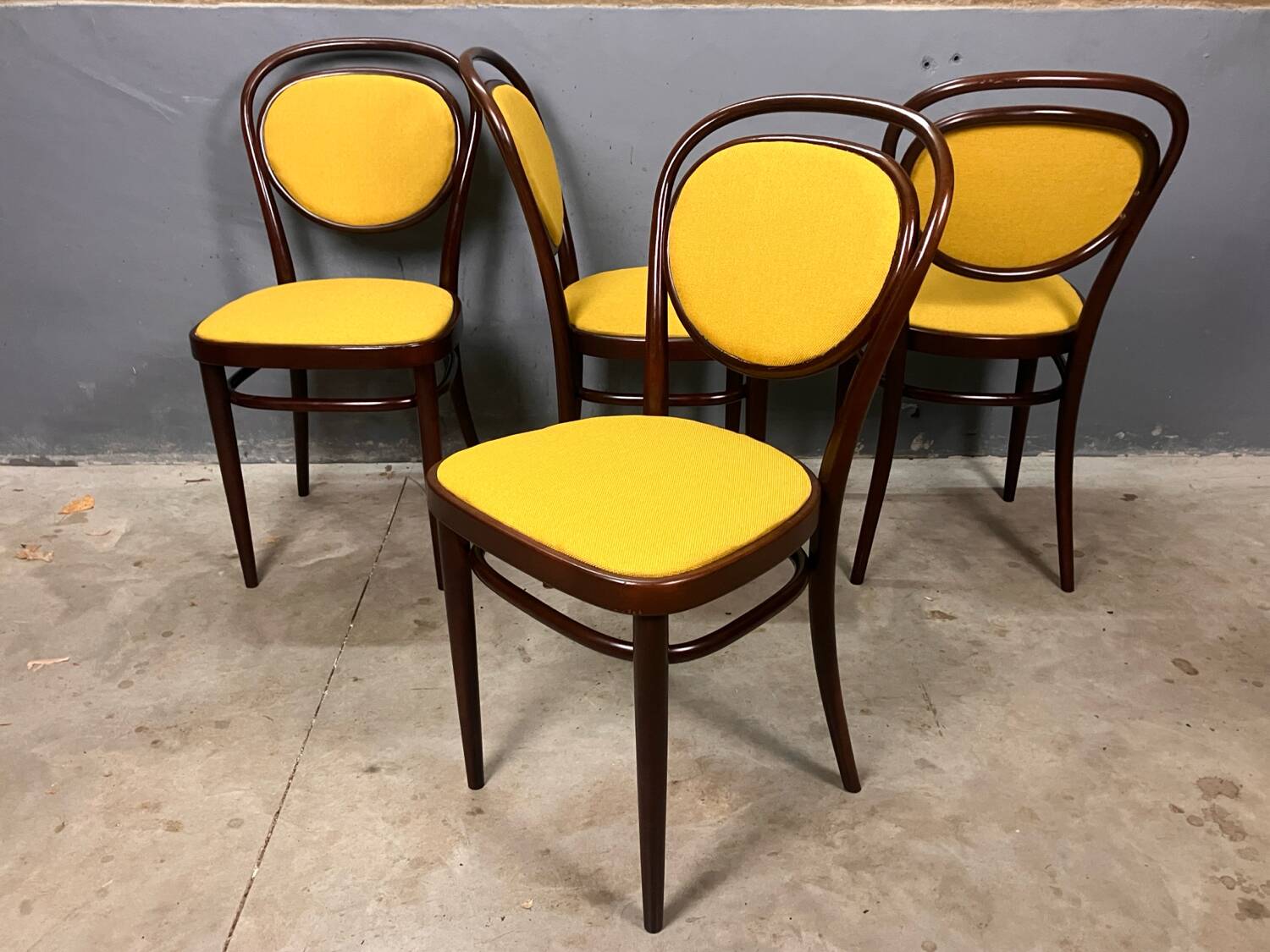 Thonet 215 en bois courbé jaune, récemment retapissé