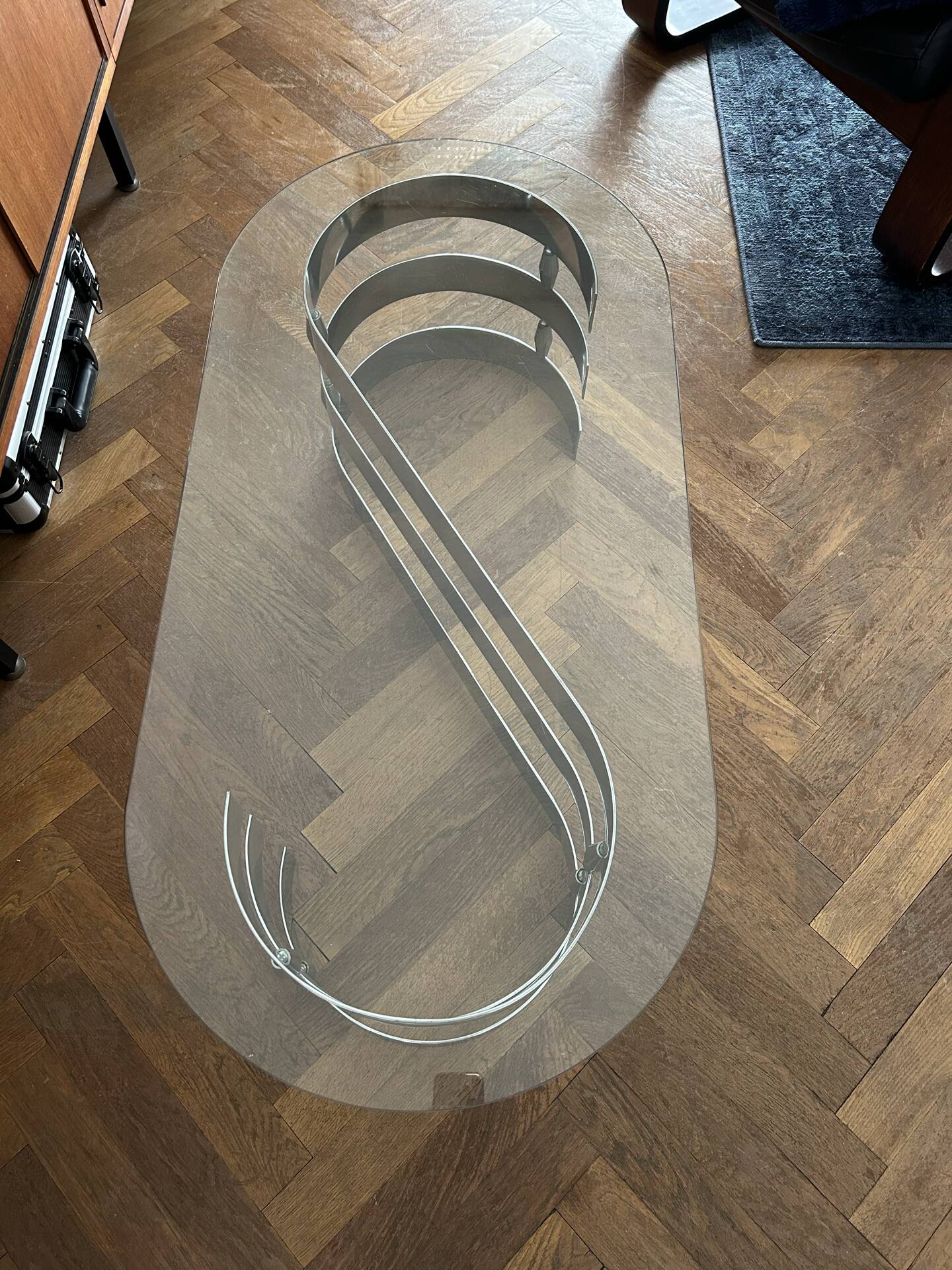 Table basse ovale design années 70 en verre et pieds chromé « S »