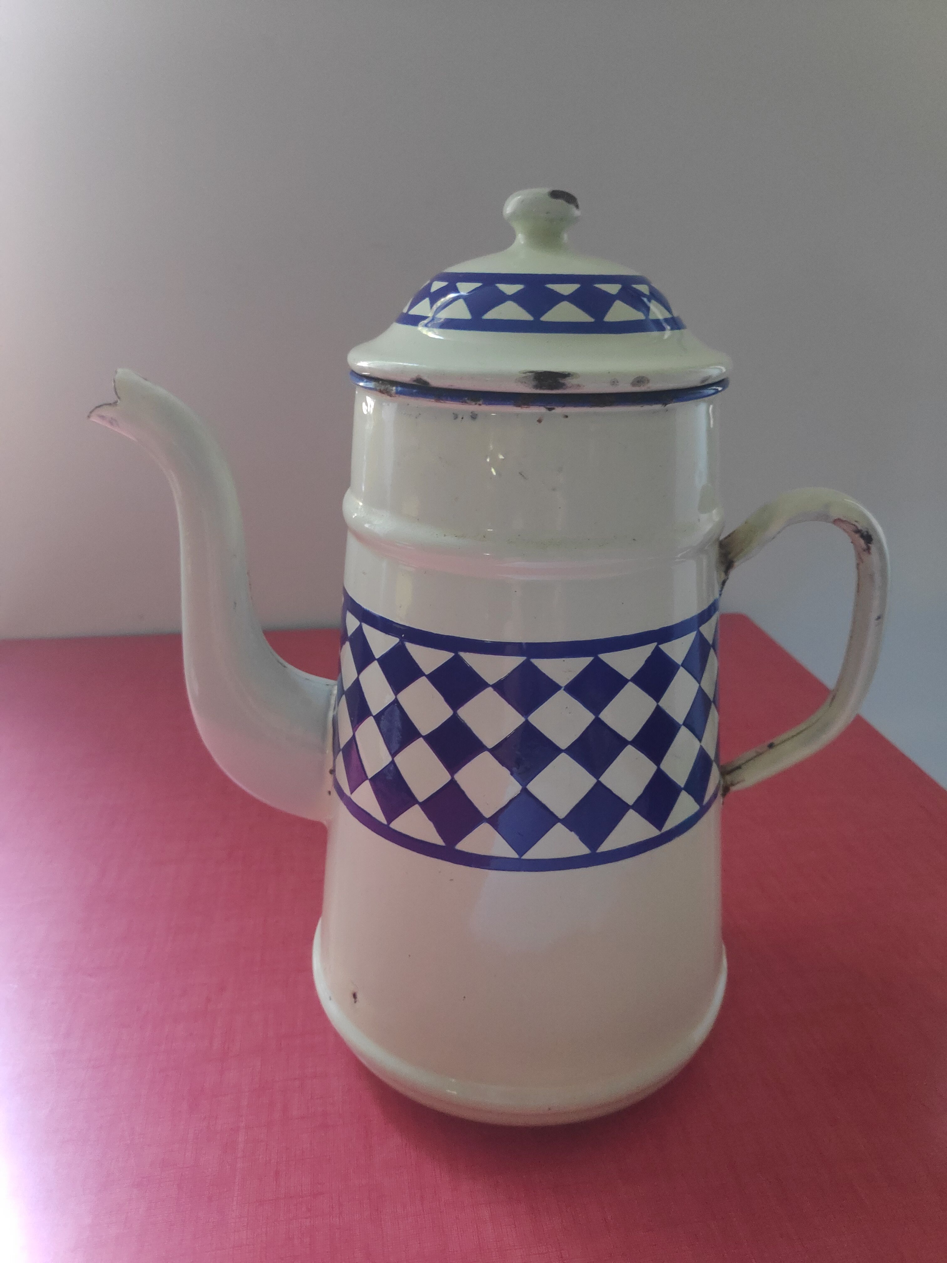 White enamelled sheet metal coffee maker with blue diamonds in relief