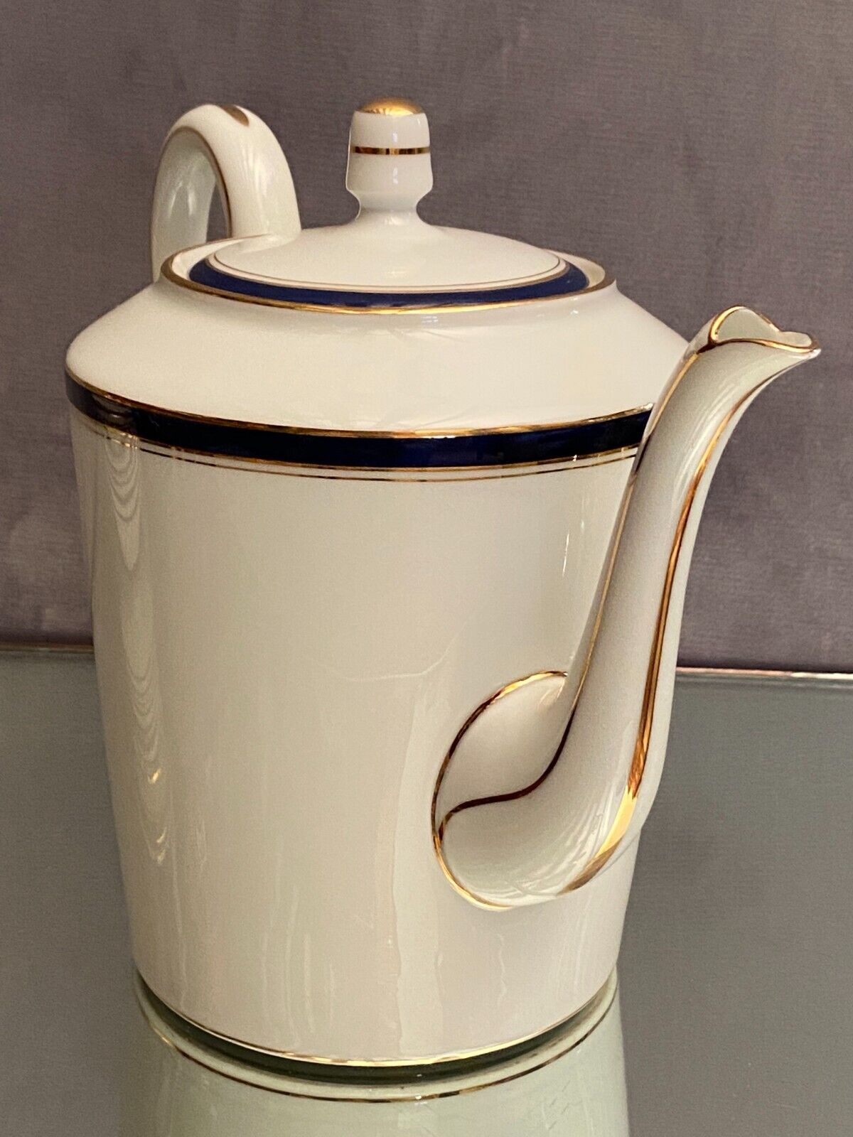 Teapot with blue and gold nets in Limoges porcelain signed Haviland