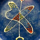 Large decorative dish signed André Baud, diameter 37 cm, enamelled decoration on a deep blue background