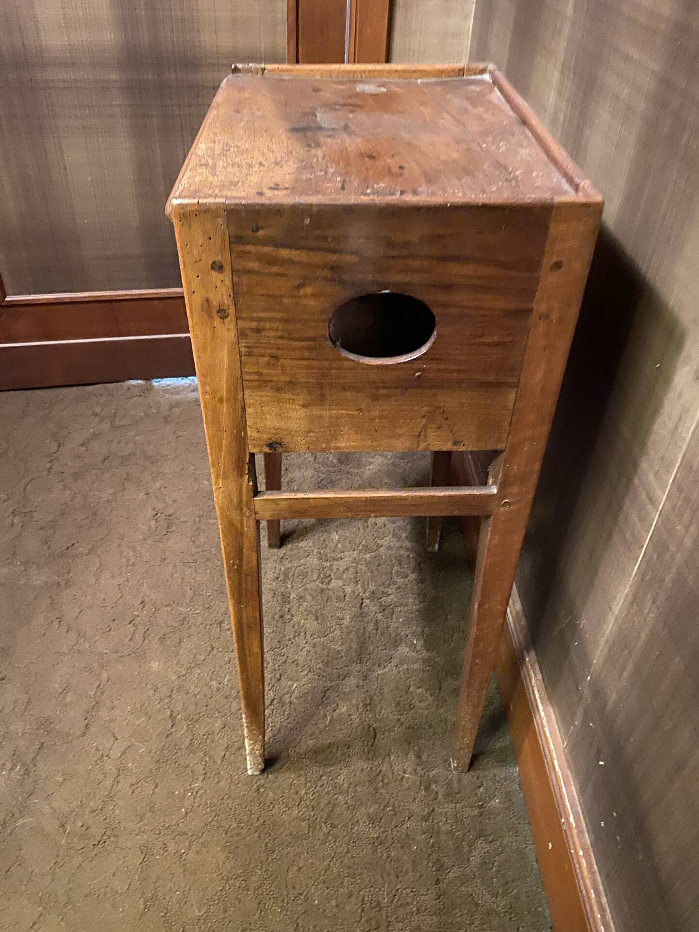 Petite table de chevet ancienne en bois – esprit vintage