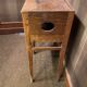 Petite table de chevet ancienne en bois – esprit vintage