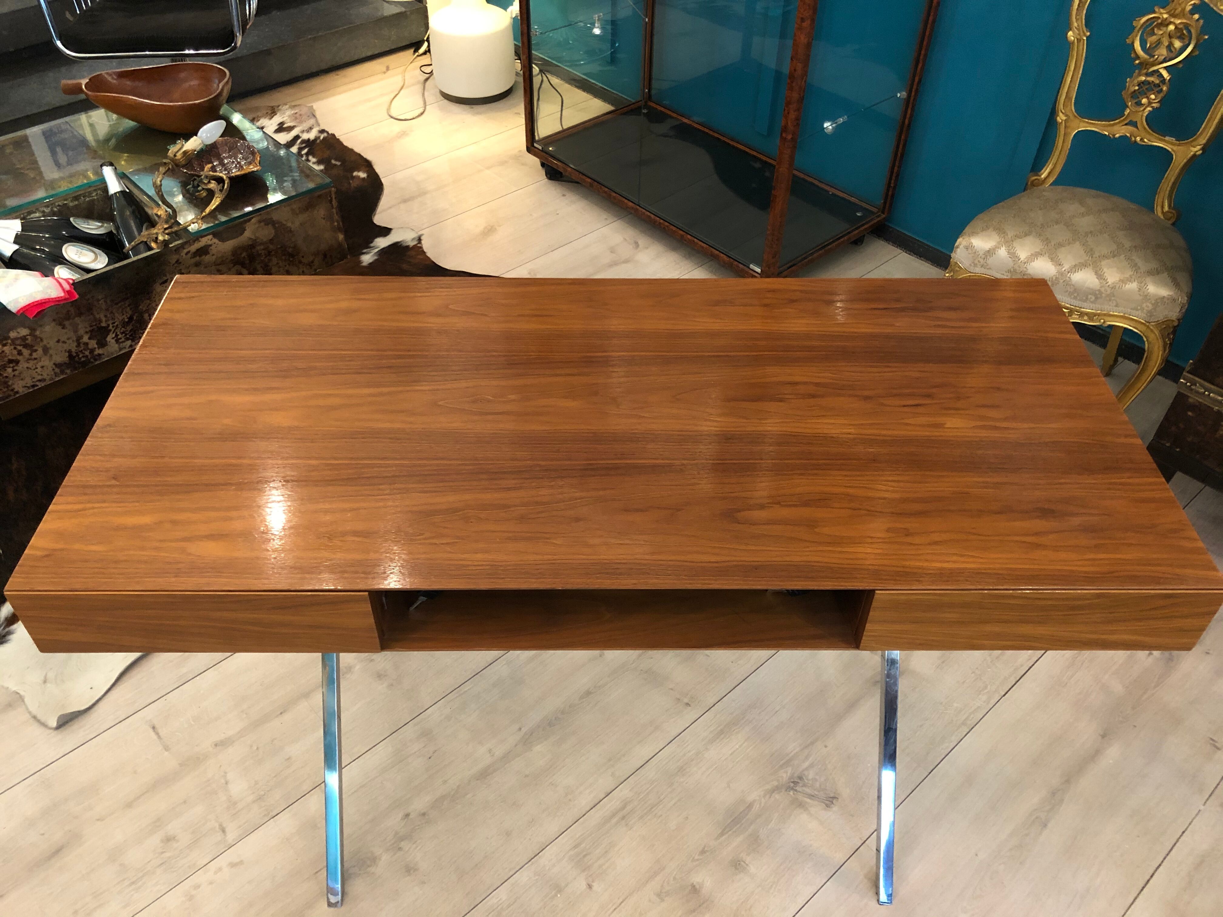 Marais International desk