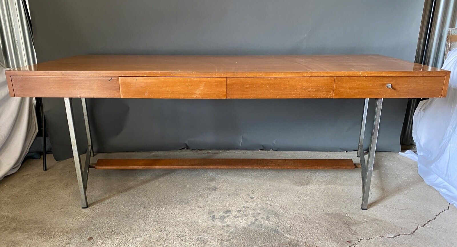 Bureau quatre tiroirs 1960 sur pieds tubulaires chromes