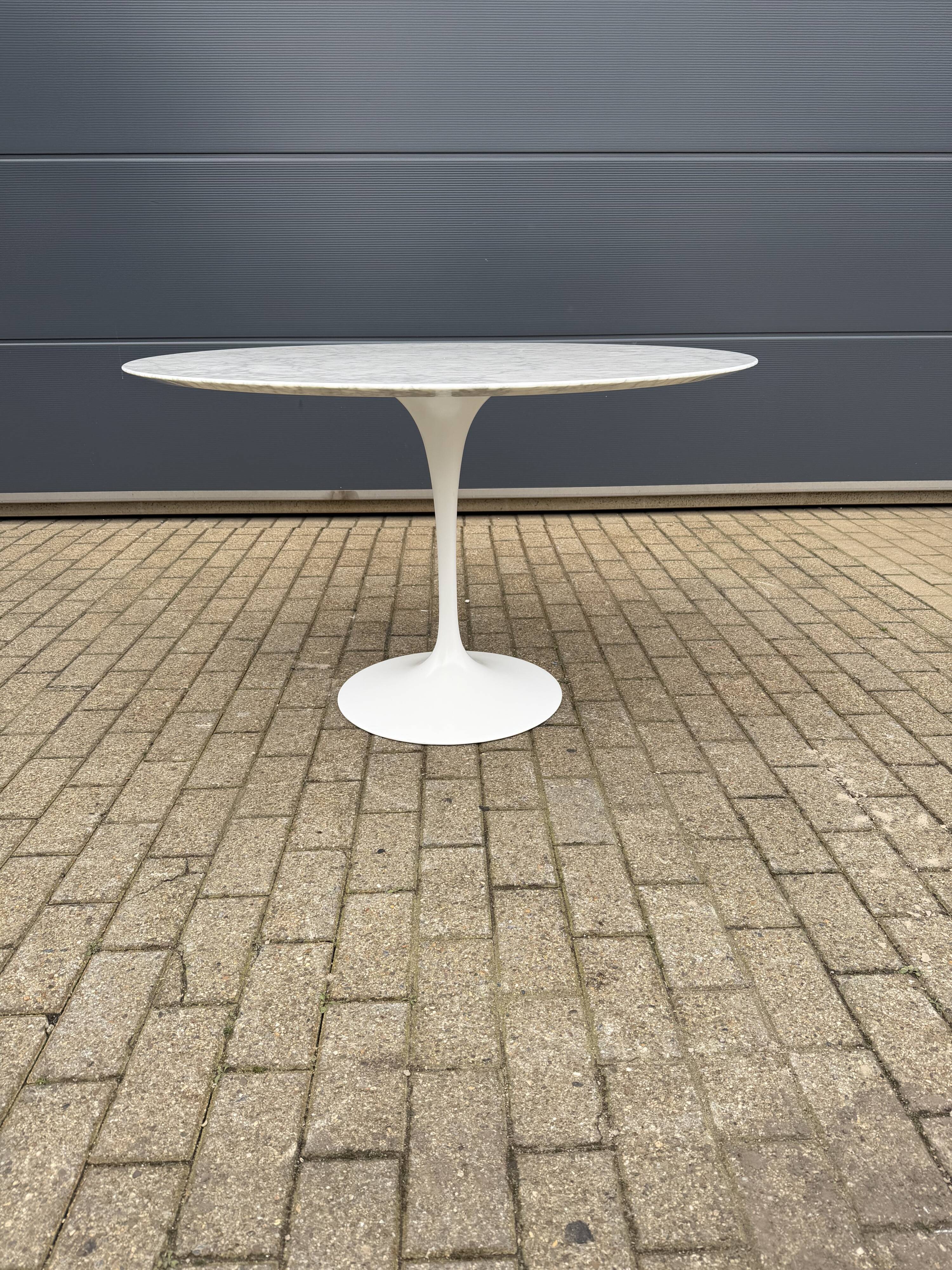Original Knoll Tulip dining table in Carrara marble (120cm)