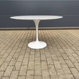 Original Knoll Tulip dining table in Carrara marble (120cm)