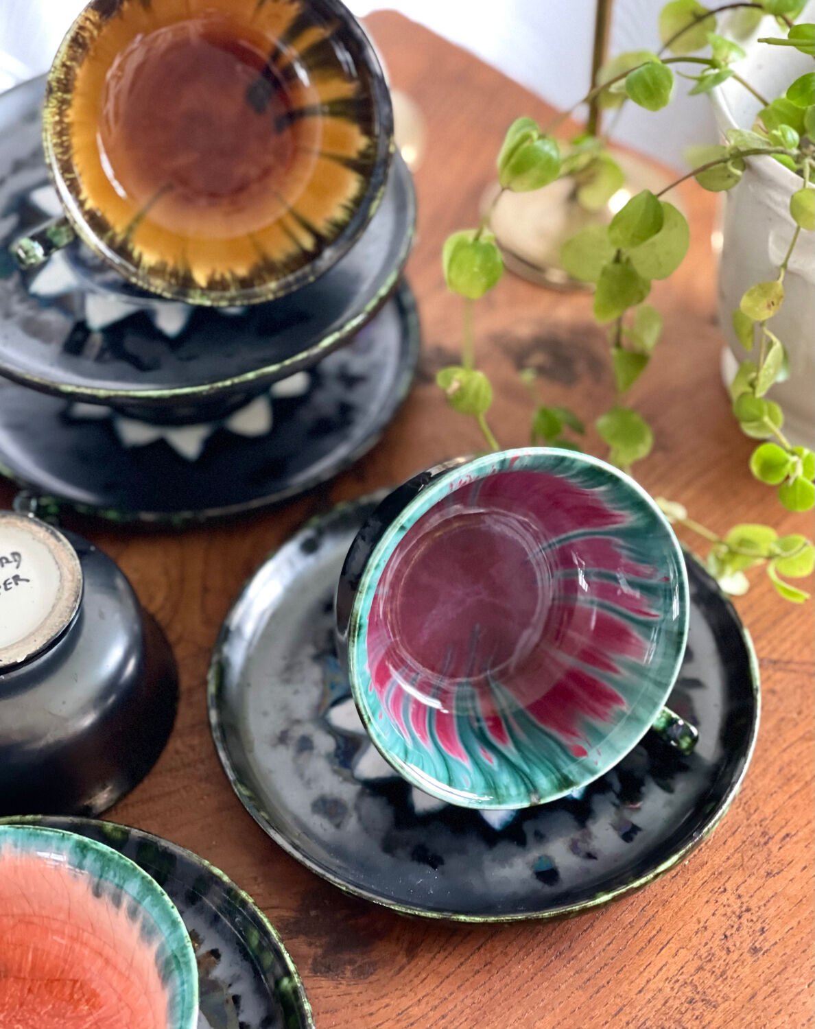 6 tasses en faïence de Quimper.