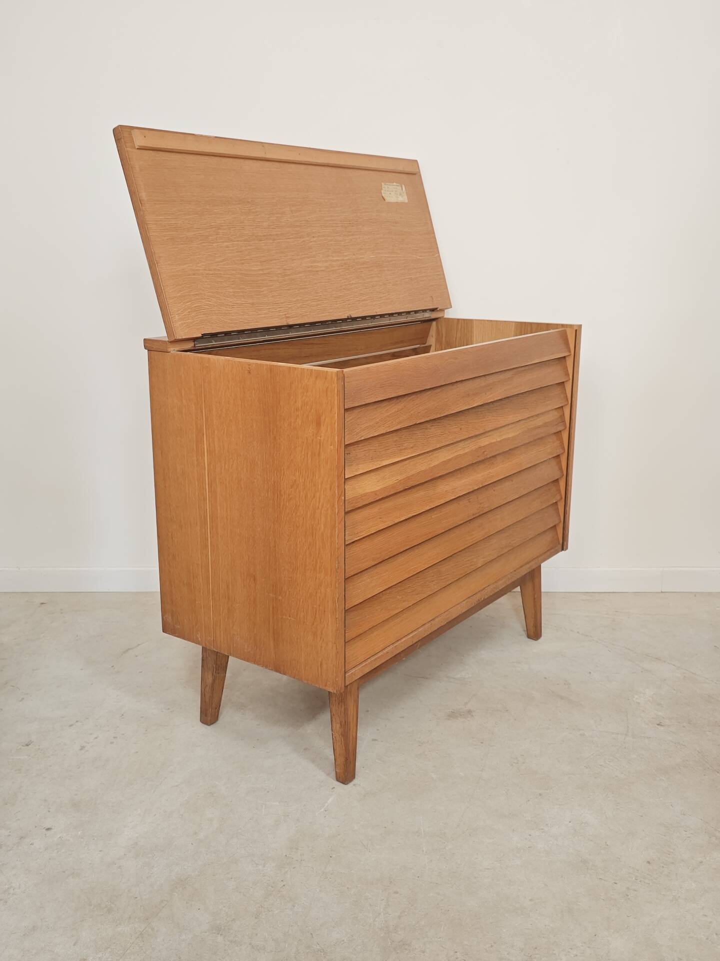 Coffre a linge ou coffre a jouet Tchèque par DREVOZPRACUJICI 1960