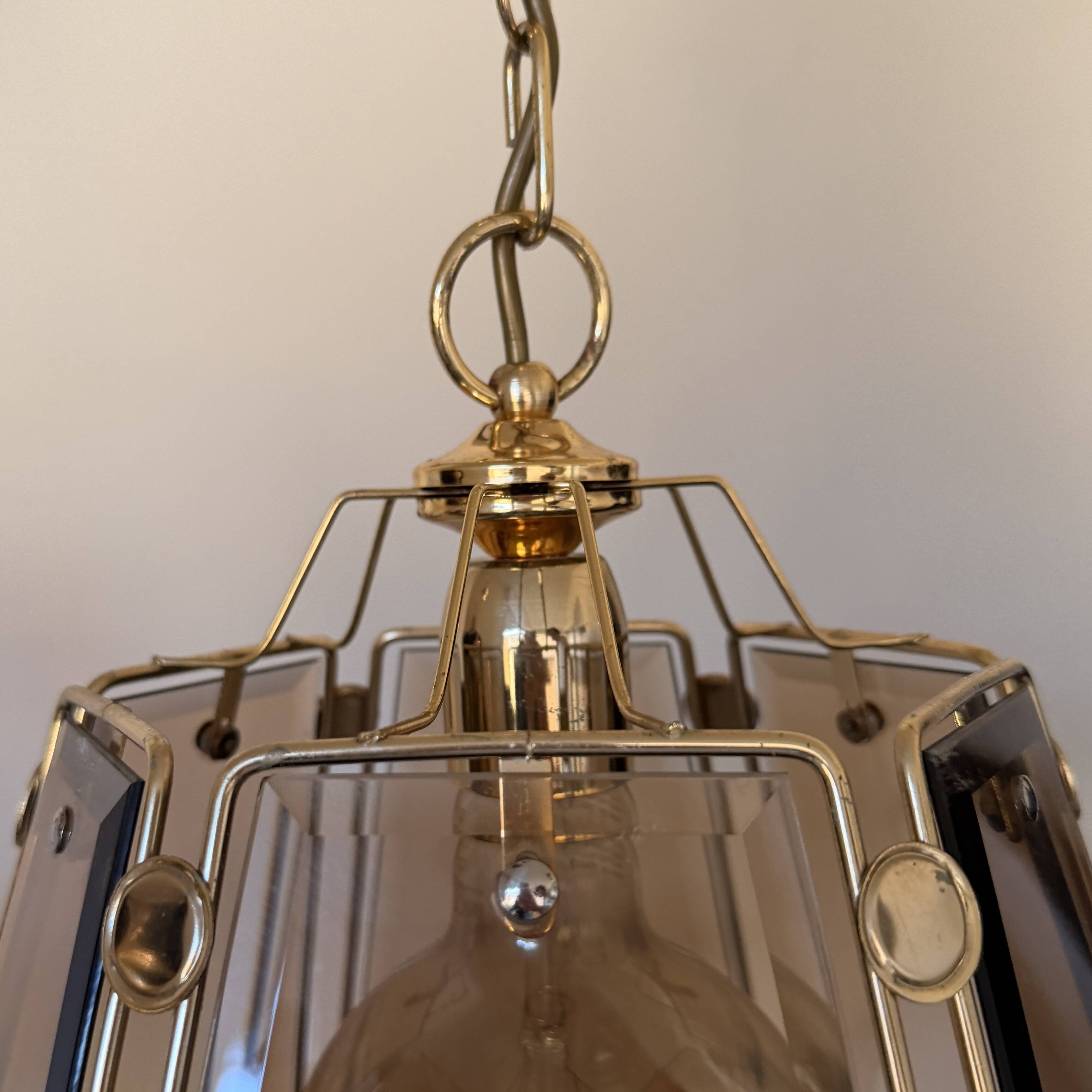 Pair of vintage pendant lights in smoked glass and gold metal, Hollywood style.