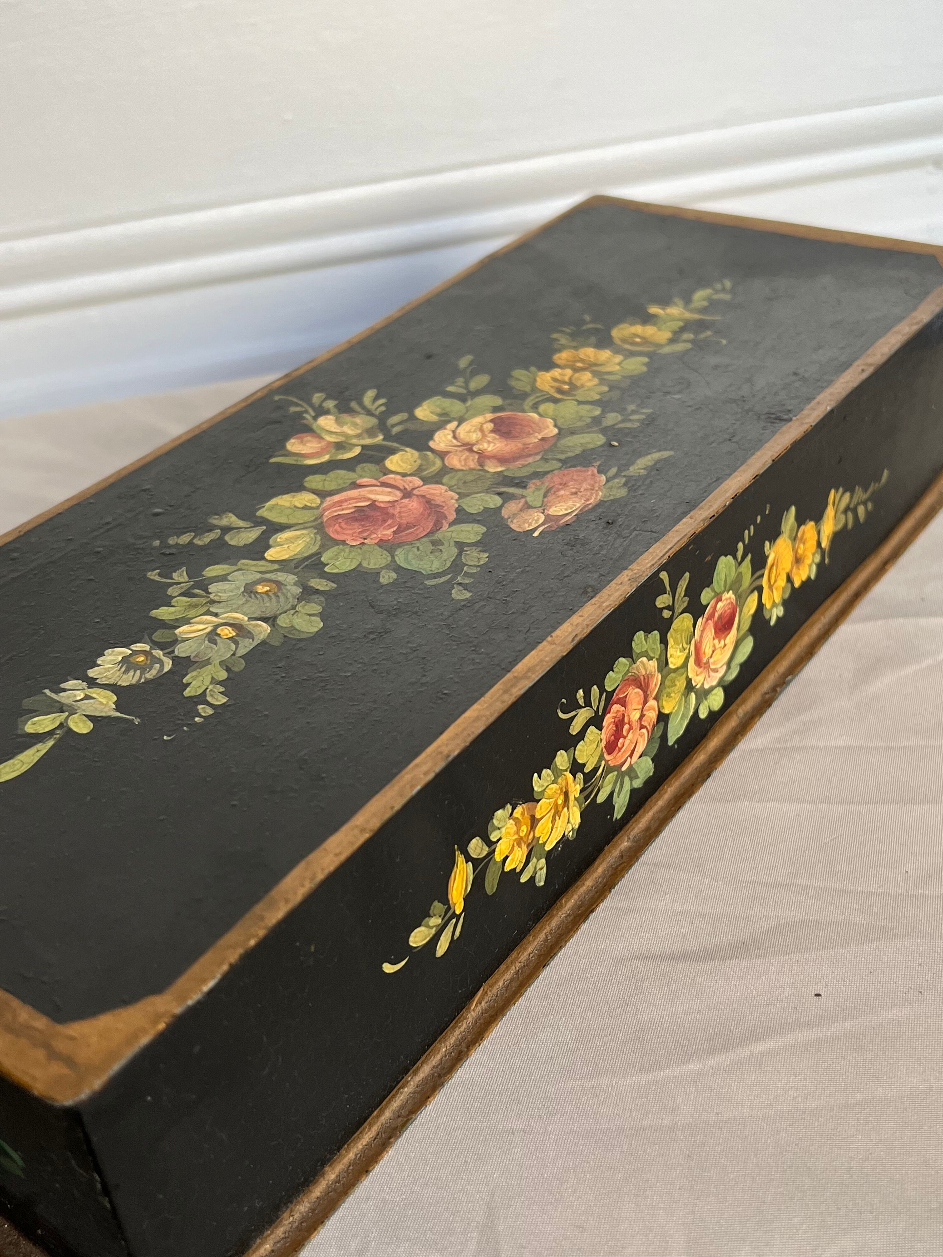 Boite à bijoux noir avec fleurs intérieur tissu gris