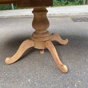 Table à manger ronde pied central extensible décapée en noyer massif 2 rall