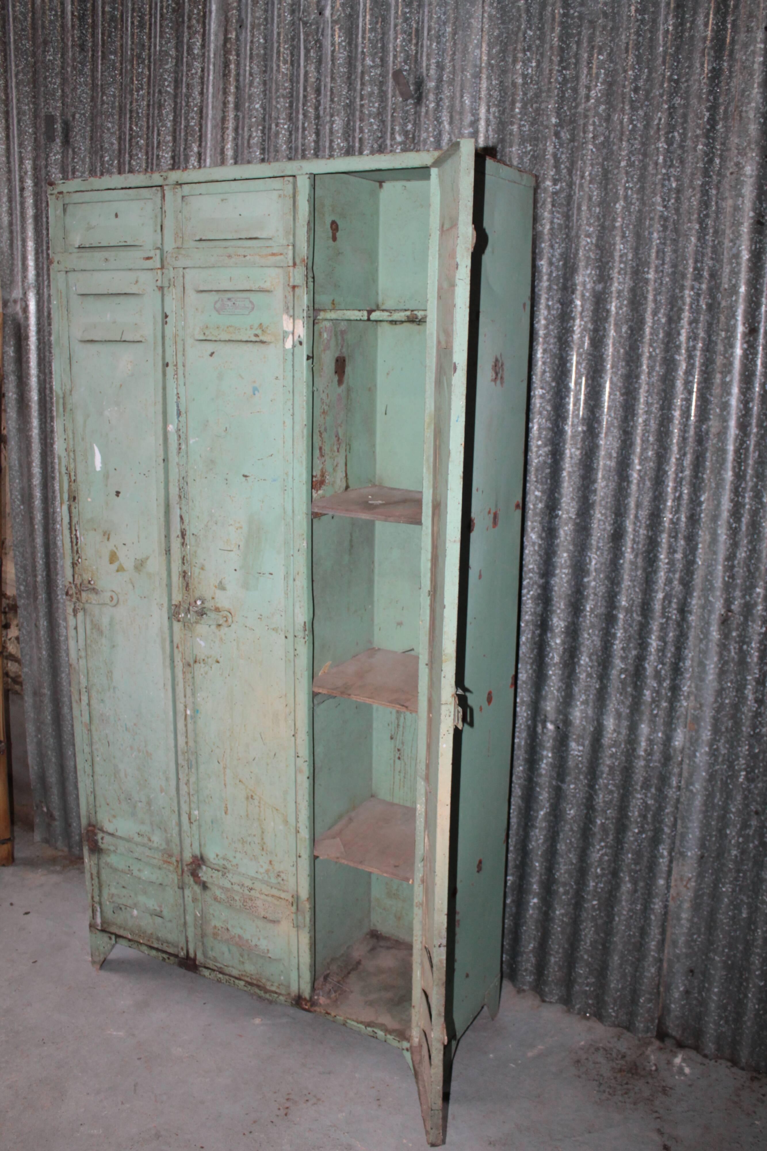 Metal cabinet, 3 door lockers