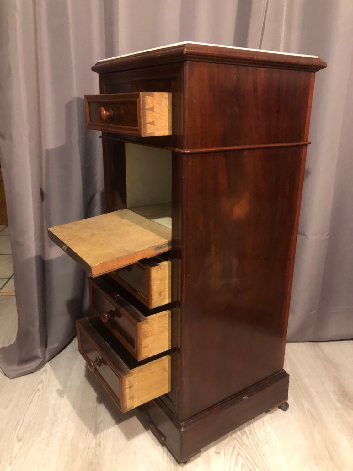 Antique chest of drawers