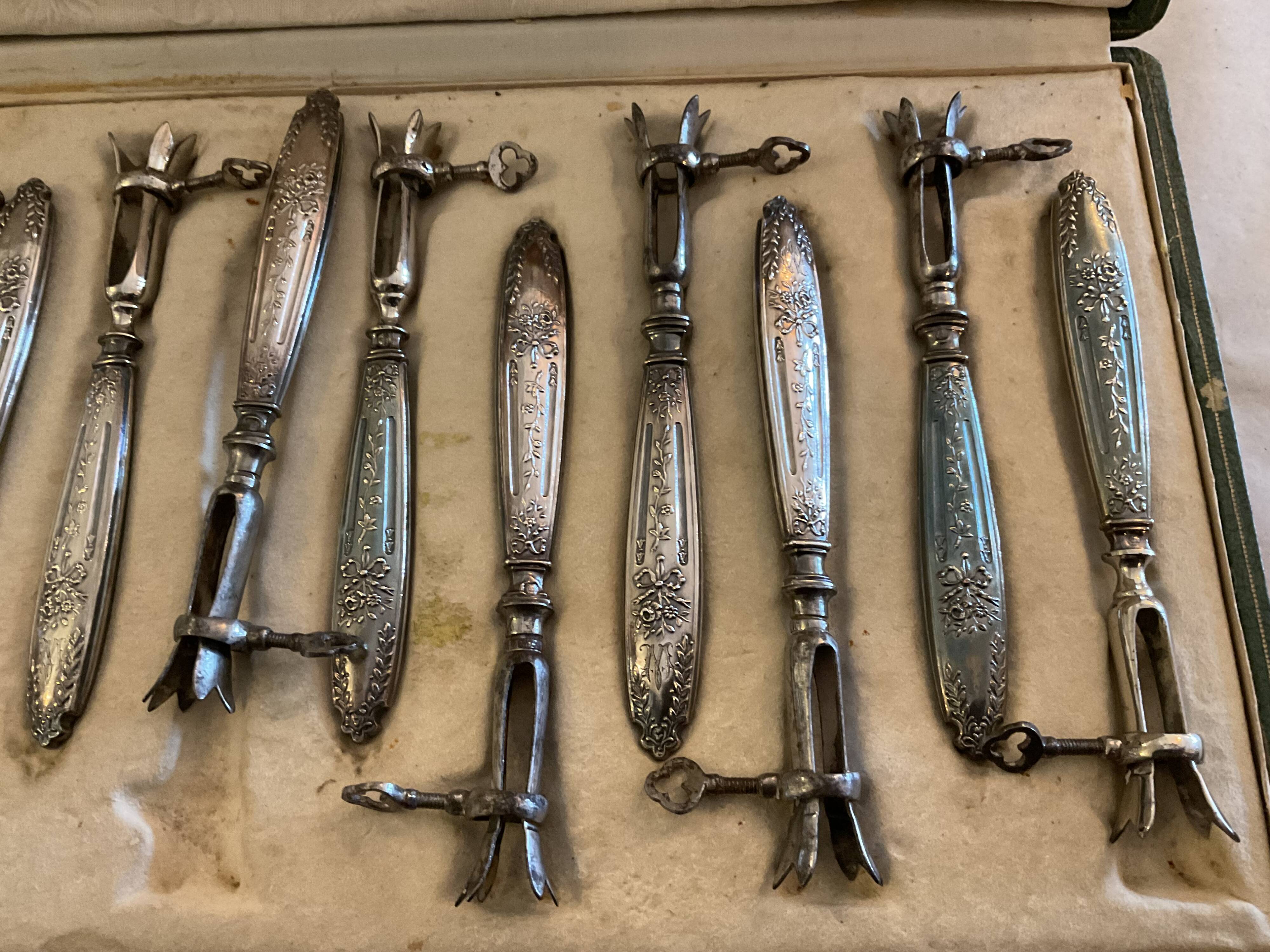 12 rib sleeves. Solid silver-filled handles. France