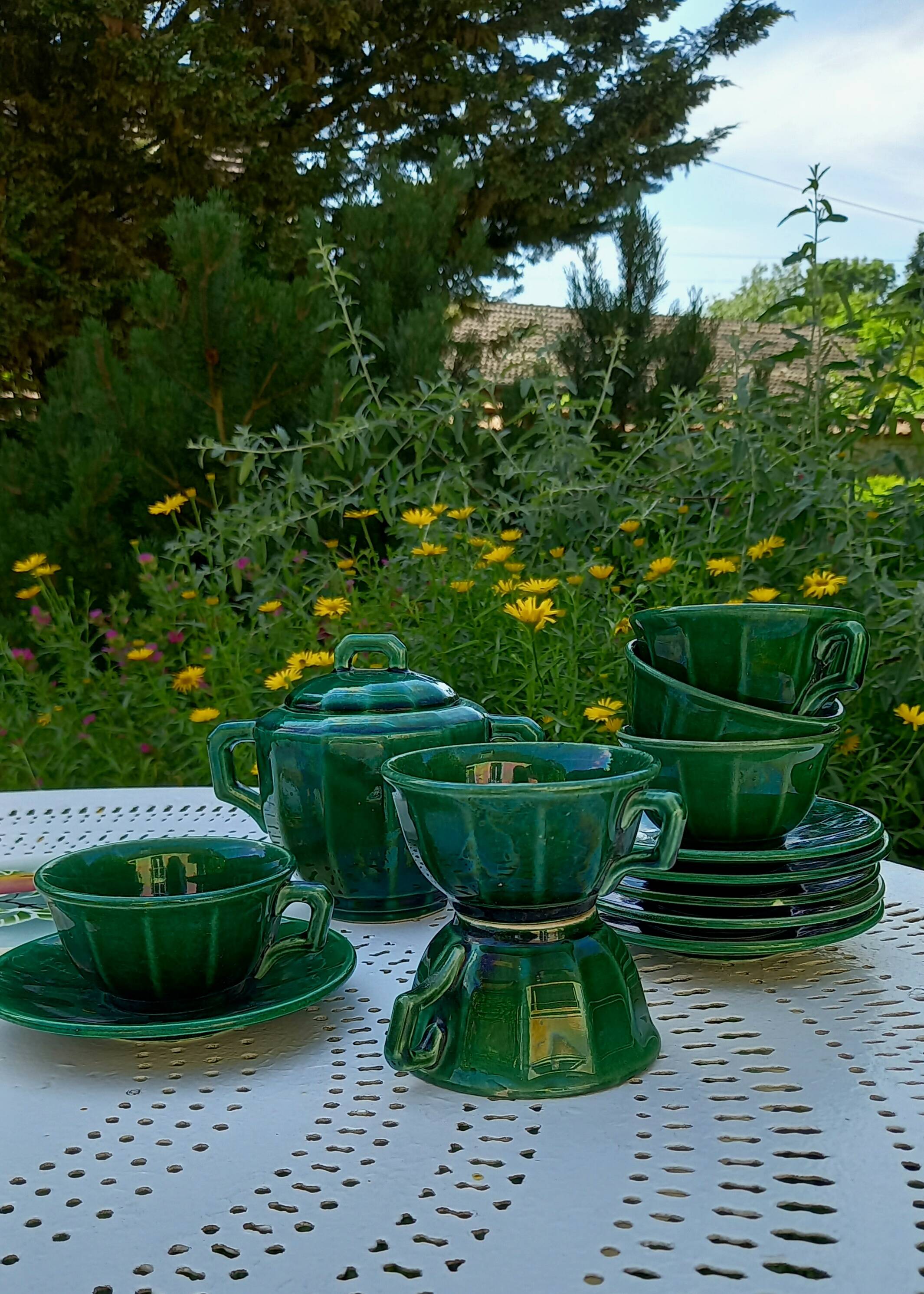 Iridescent green tea or coffee service in Lunéville K&G earthenware. 6 cups and an Art Deco sugar bowl
