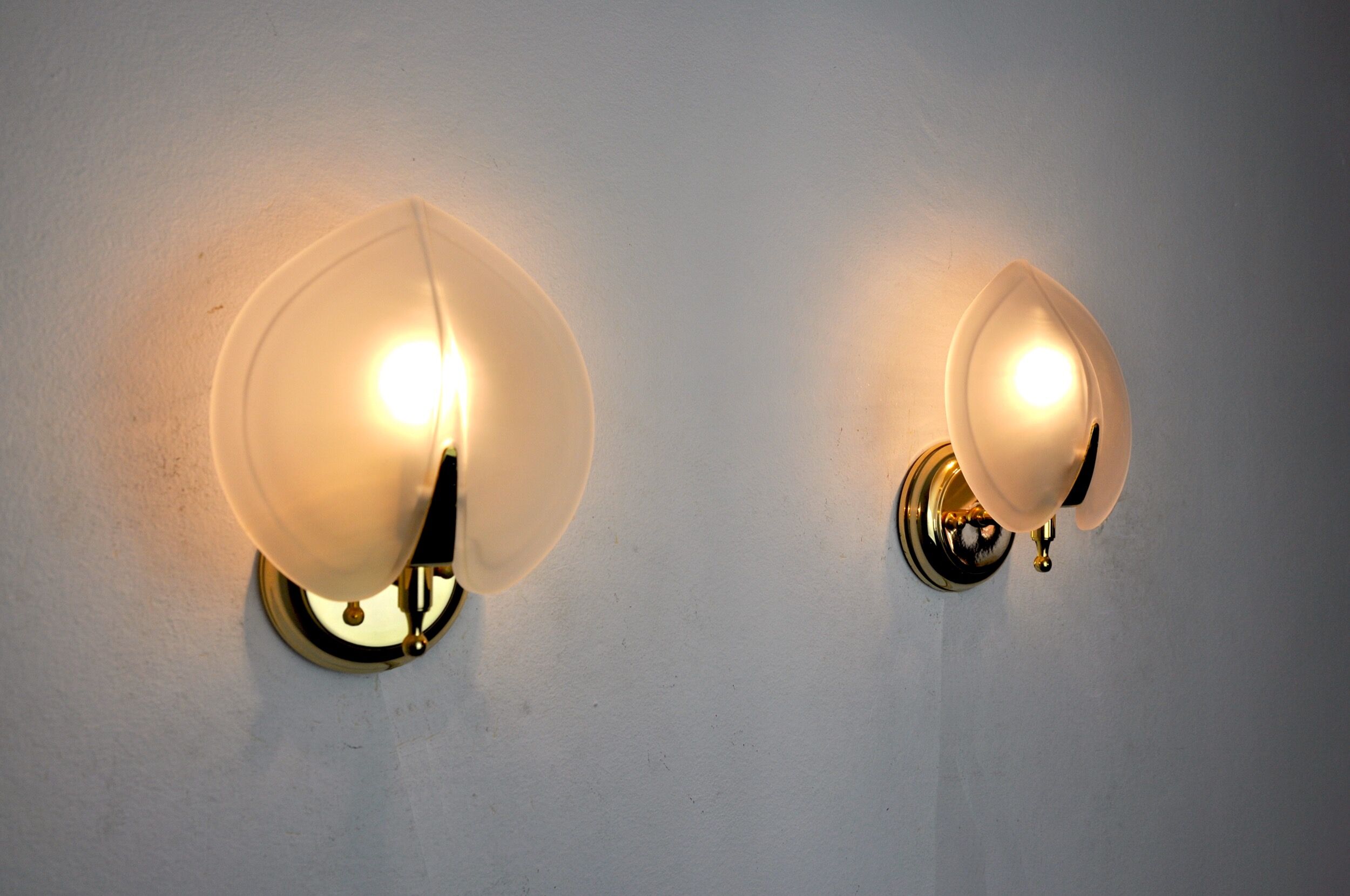 Pair of wall lamps "sheet" in opaque glass, murano, Italy 1980