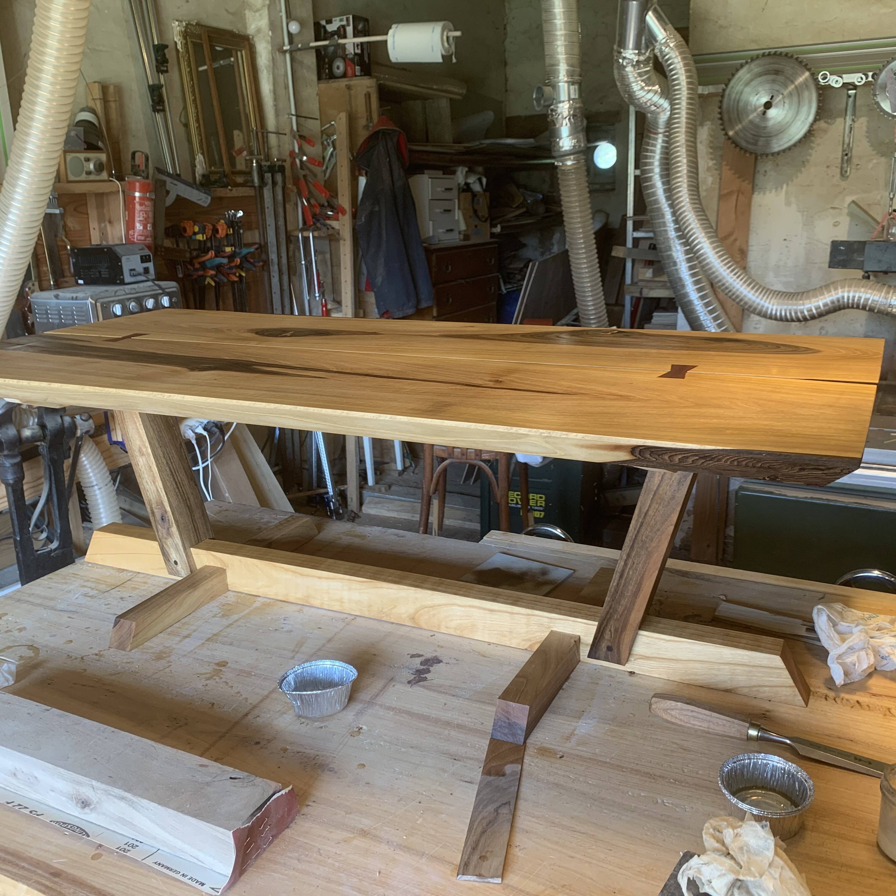 Table basse en noyer massif "Wharton" style G. Nakashima