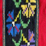 Tapis roumain en laine, fond rouge avec de délicates fleurs colorées