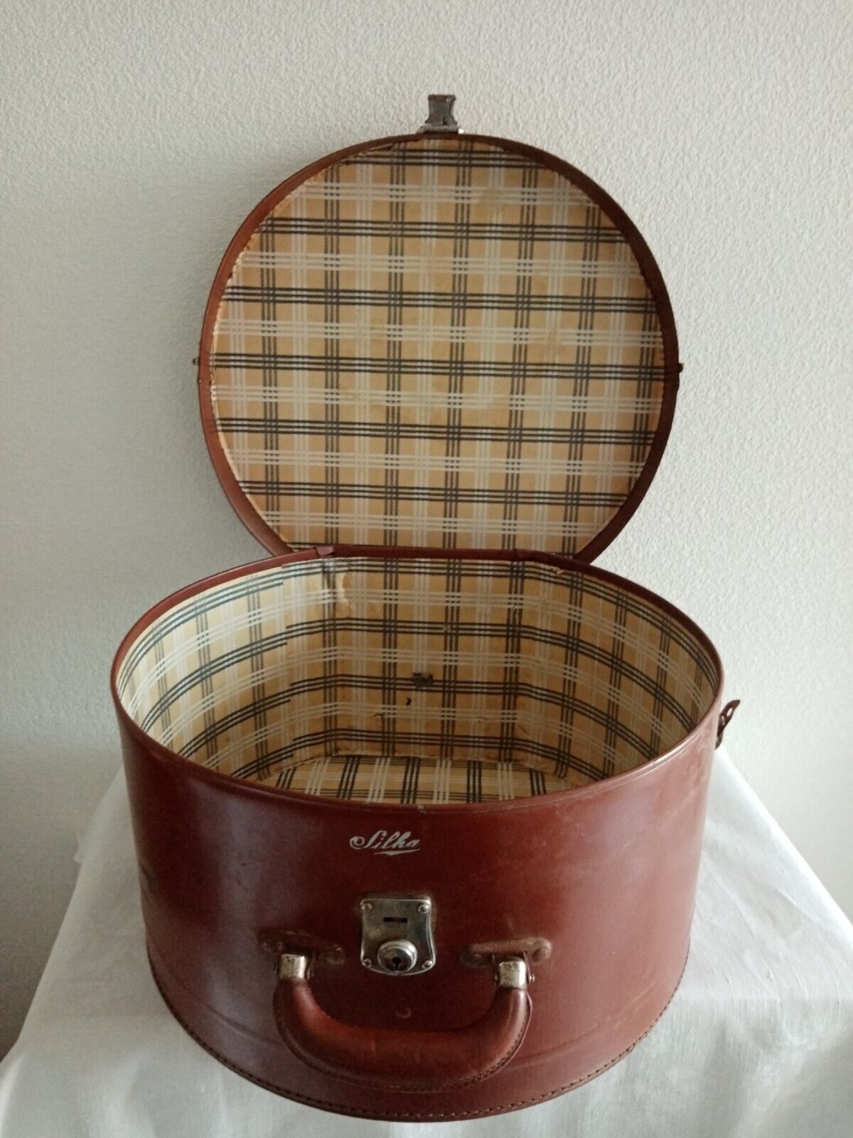 Old hat box SILKA diameter 39 cm