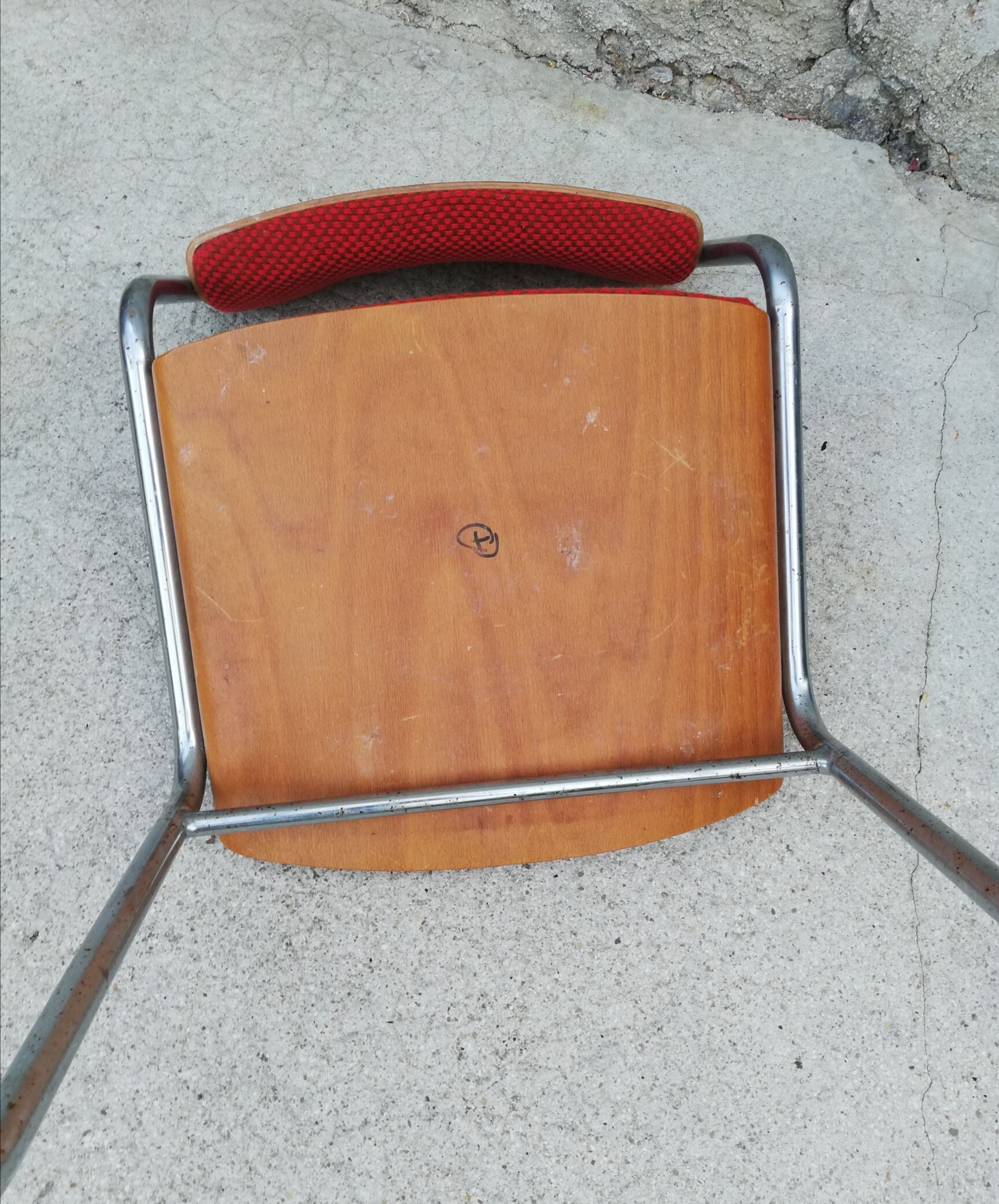 Red chair cantilever chrome tubes