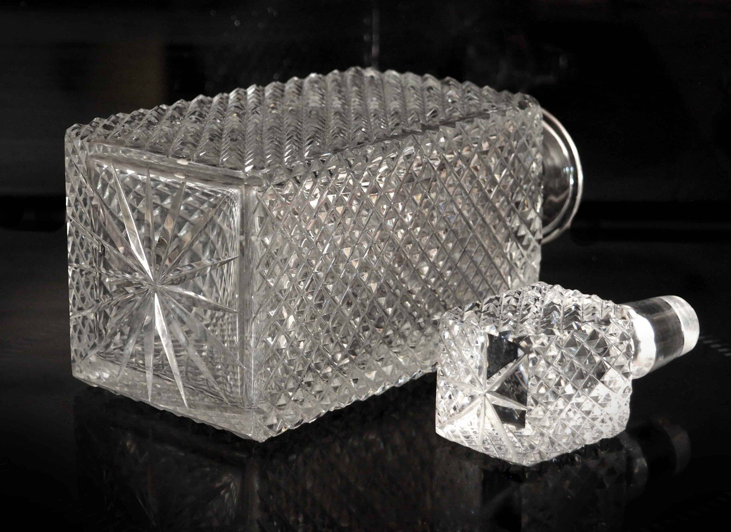 Crystal whisky decanter with mini spike pattern