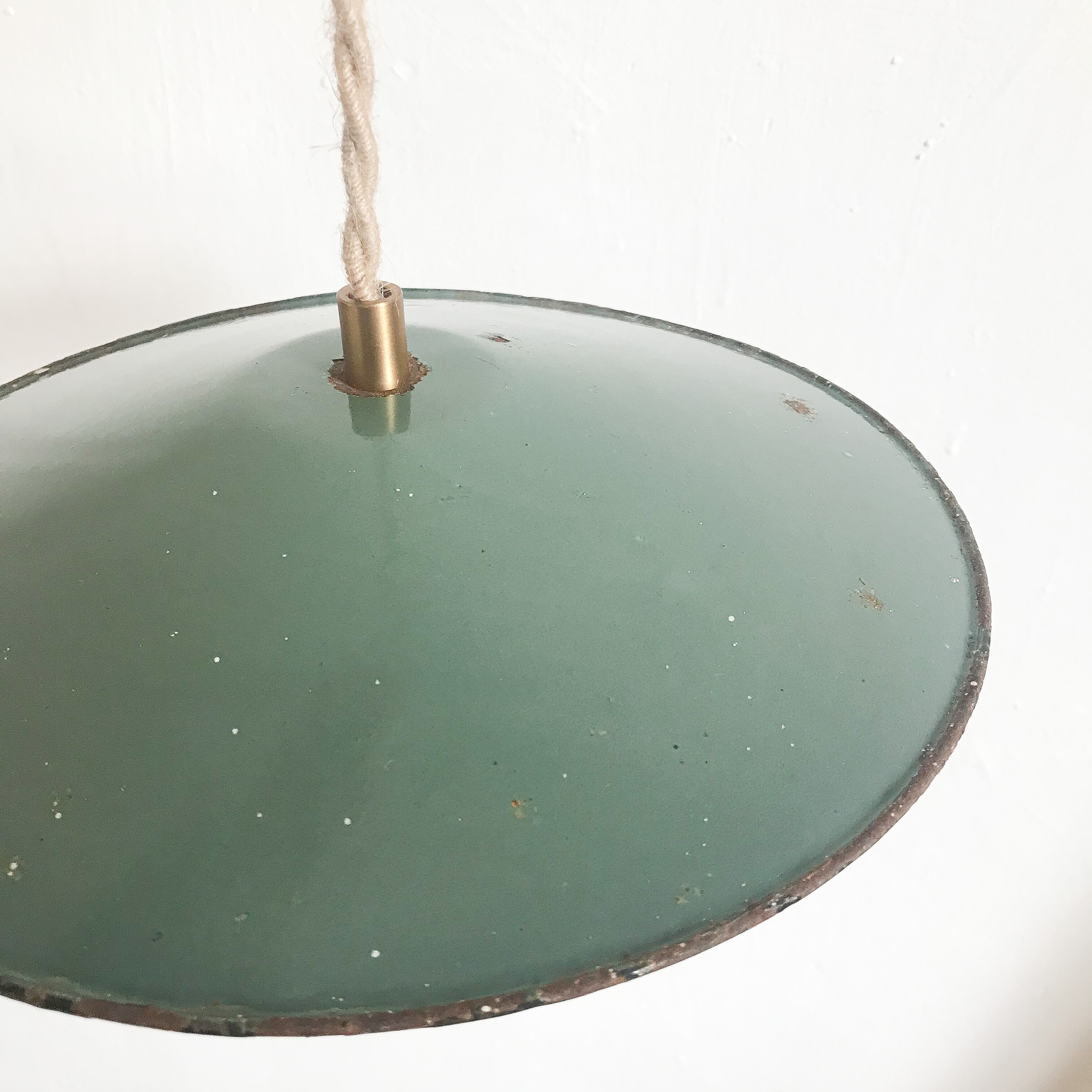 Suspension industrielle en métal gris vert