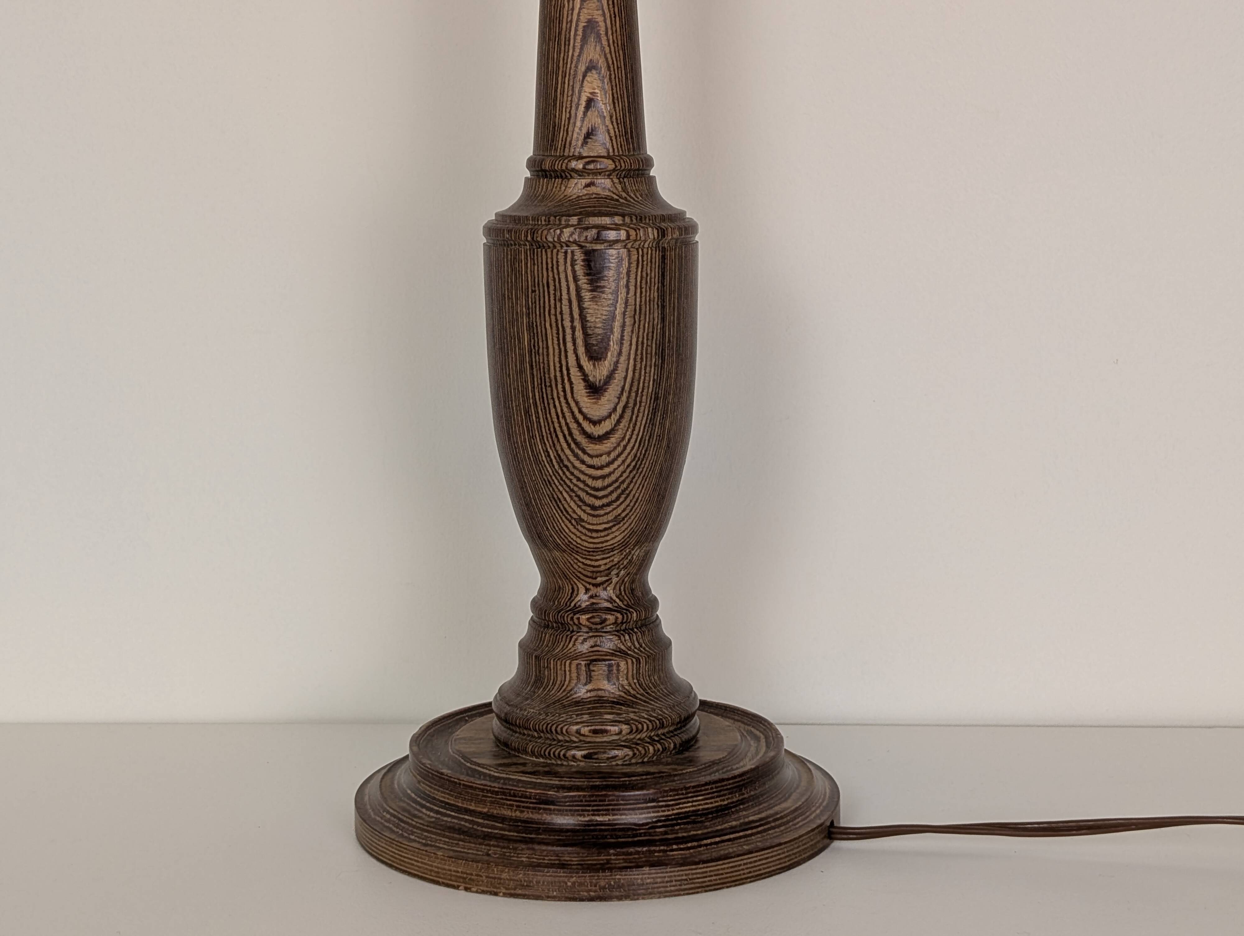 Lampe en bois tourné