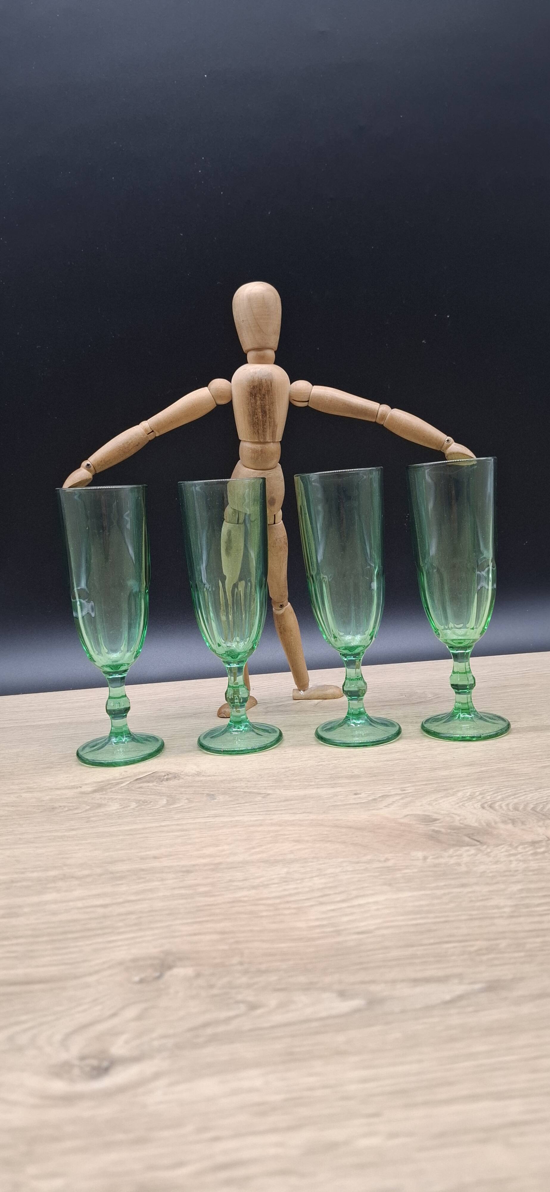 Set of 4 green Luminarc flutes
