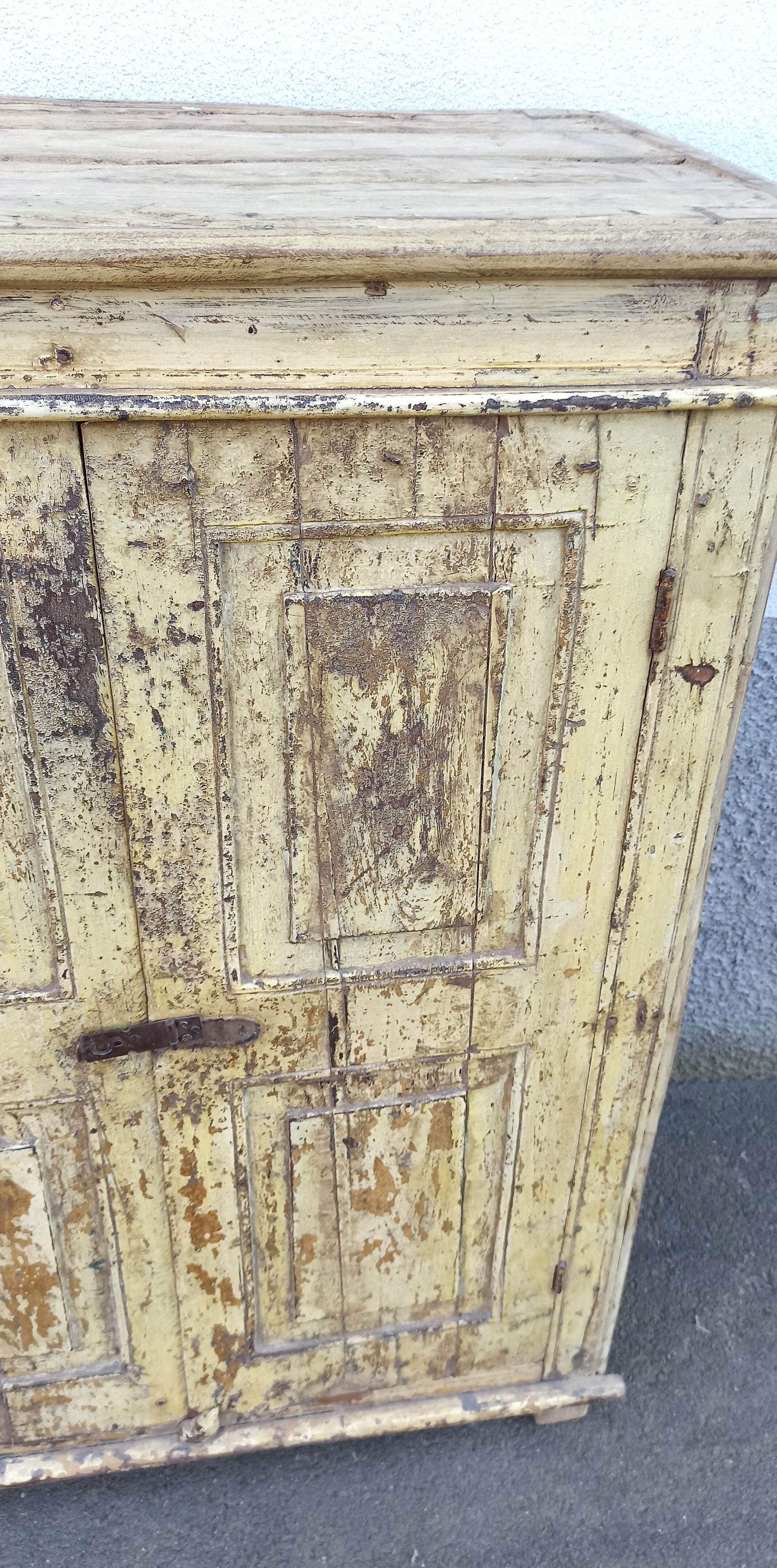 Armoire ancienne et profonde en bois