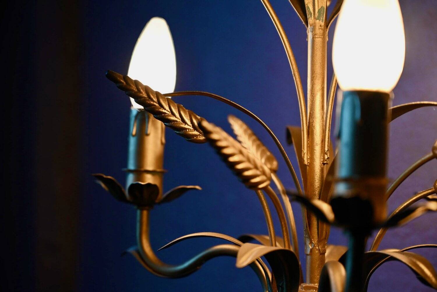 Vintage wheat spike chandelier in gold metal, 3 lights, 1970s Hollywood Regency.
