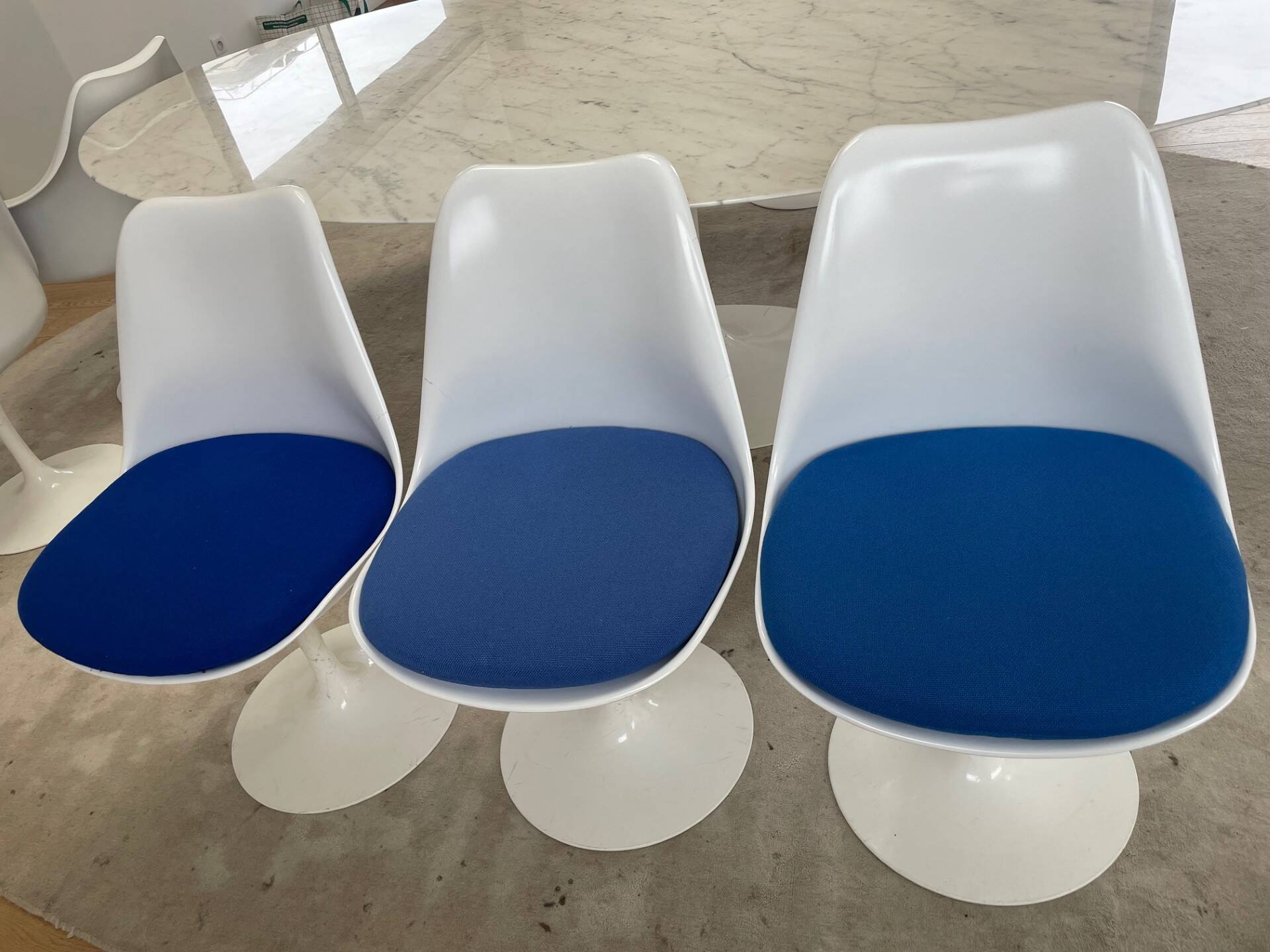 Oval Knoll Saarinen table in Carrara marble + 8 original Tulip chairs