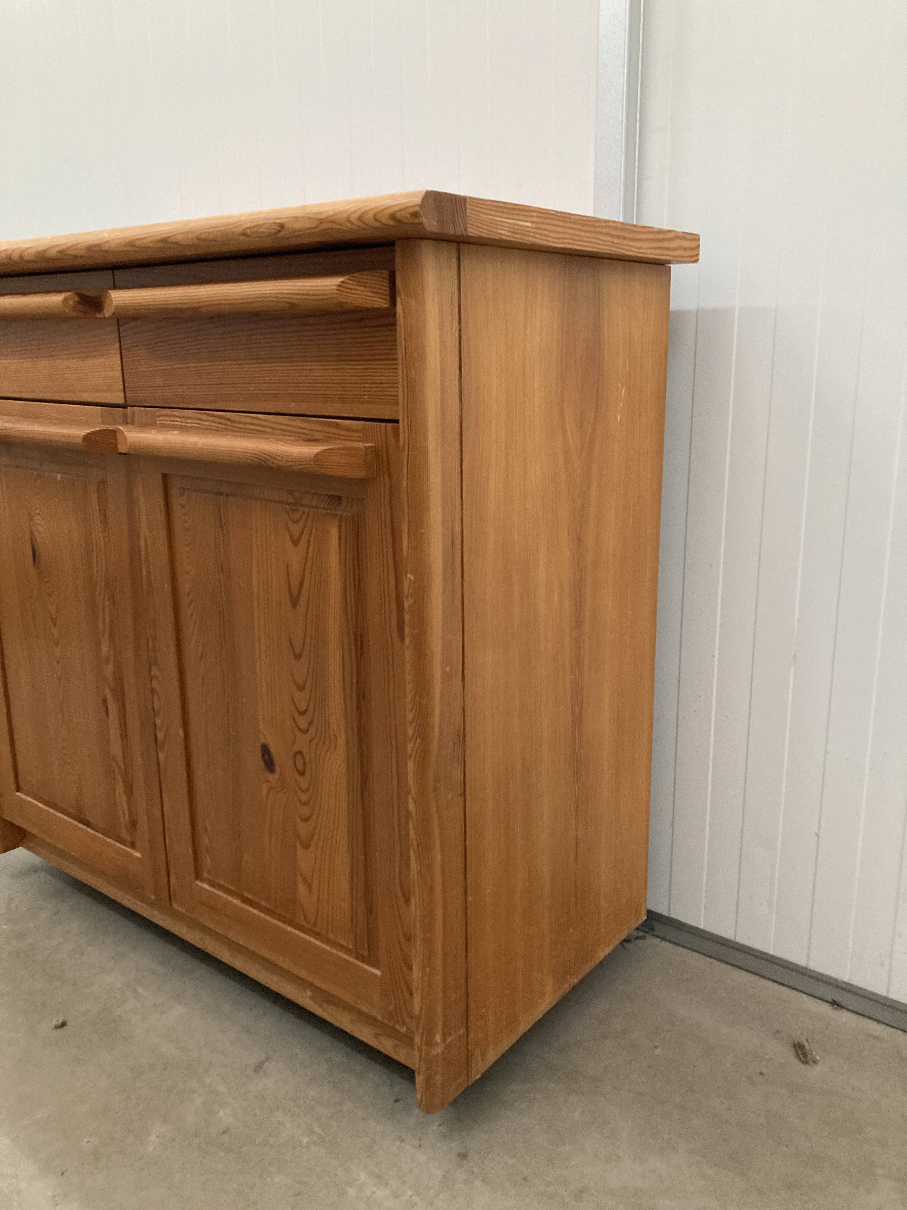 Buffet vintage en pin des années 70