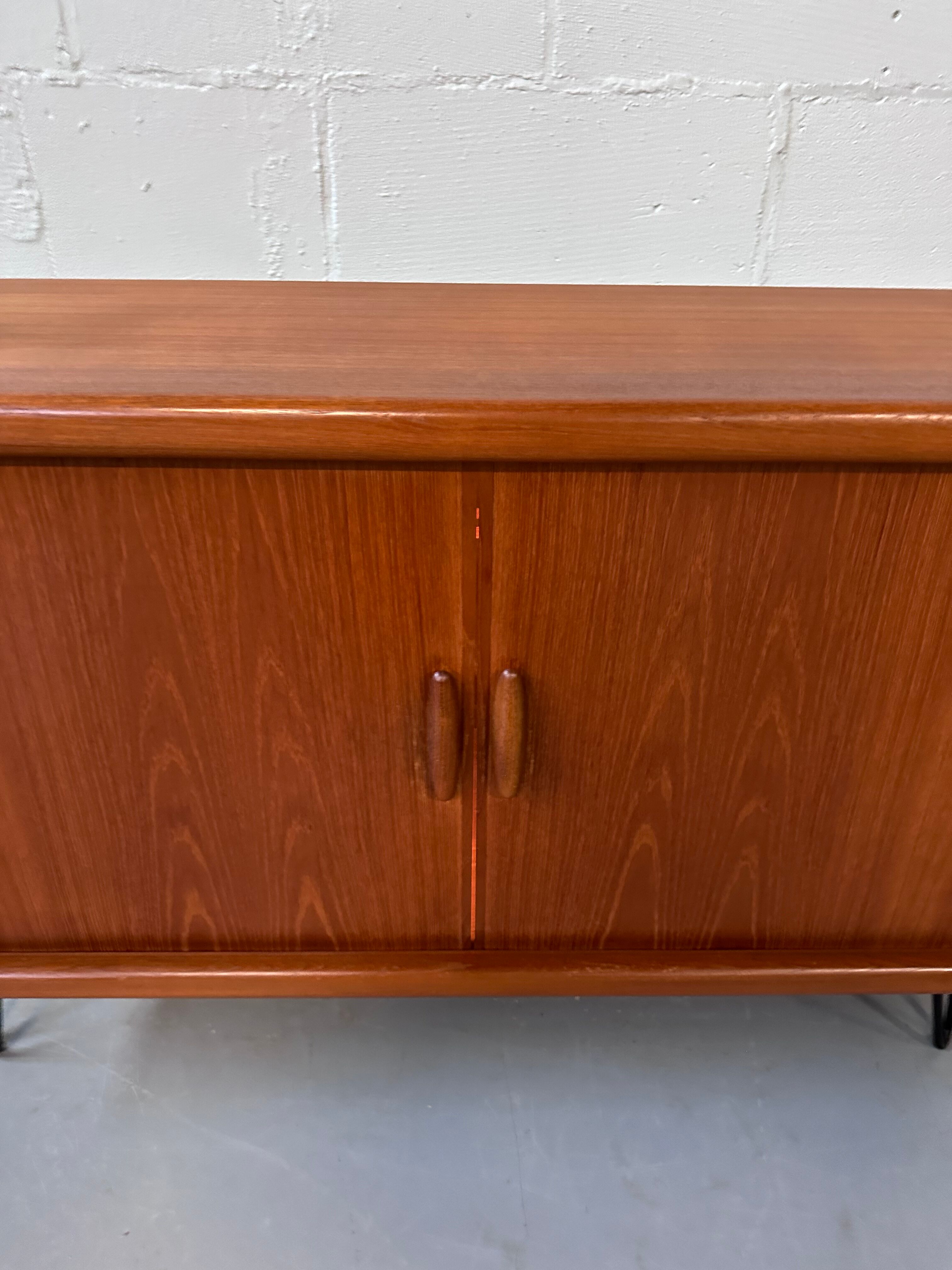 Dyrlund barcloset hairpin cabinet