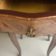 Table de chevet  style Louis XV en marqueterie et plateau m